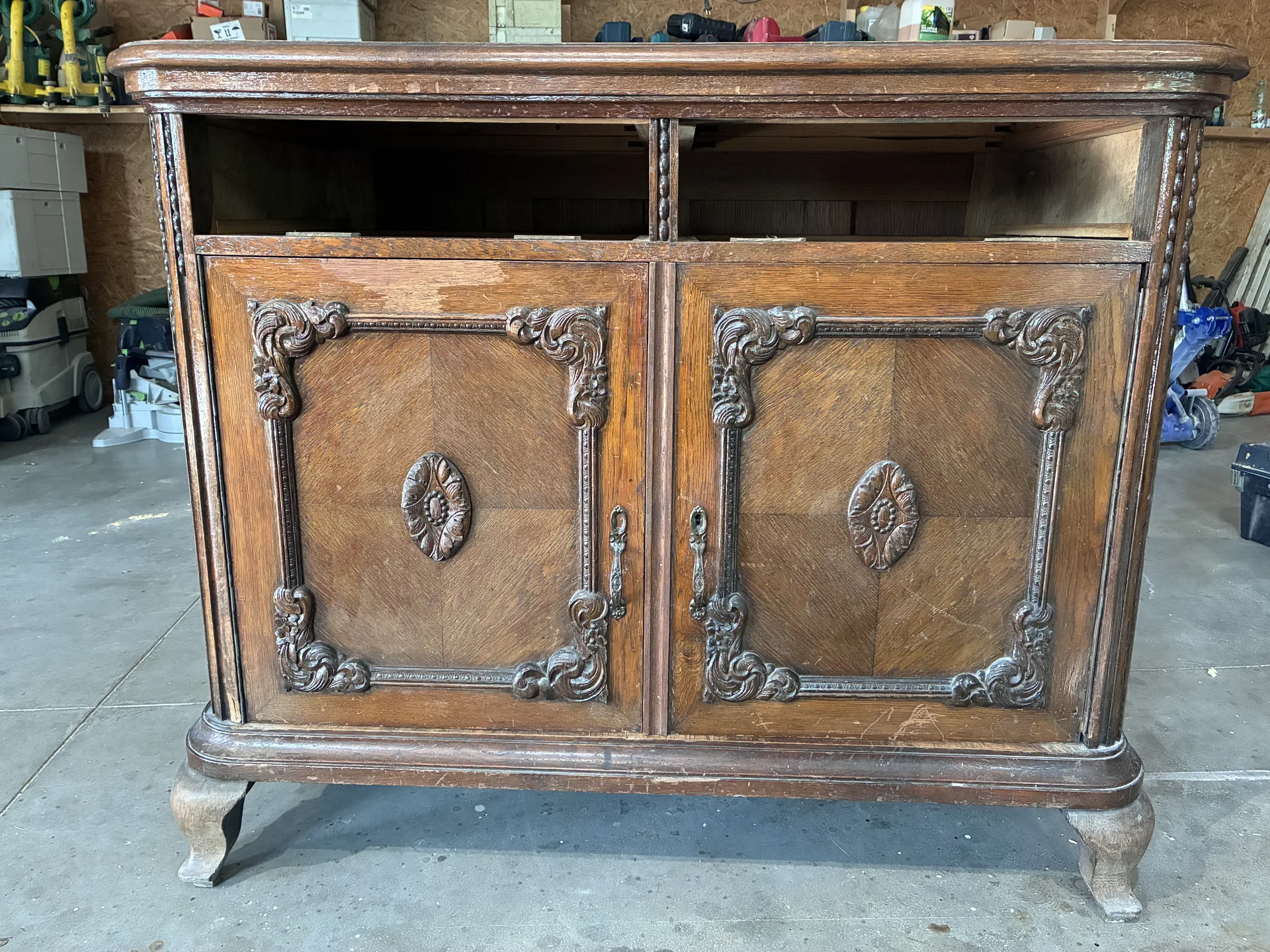 Ornament kredensu oczyszczony laserem