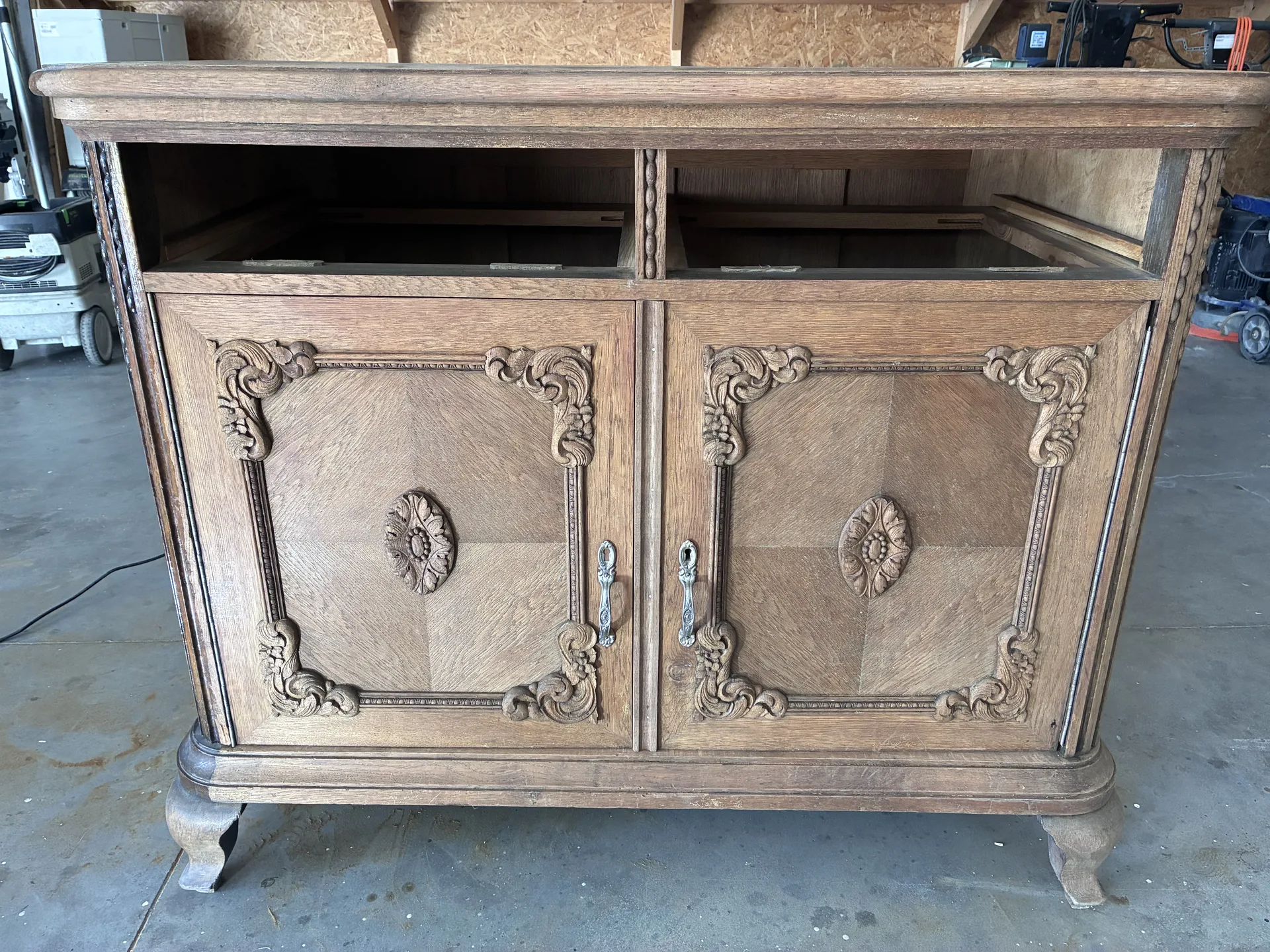 Postęp czyszczenia laserowego kredensu