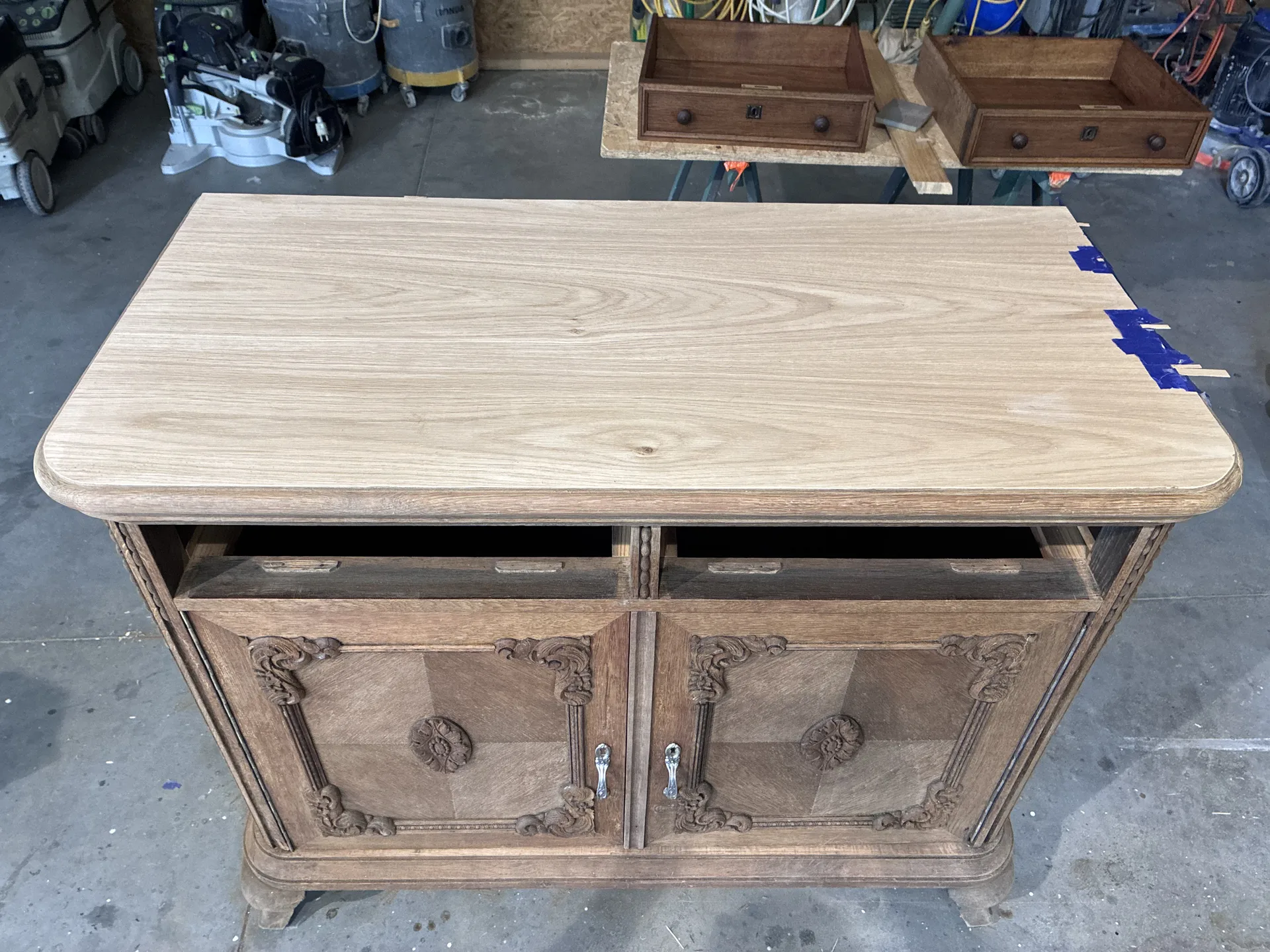 Bufet antyczny w trakcie renowacji laserowej