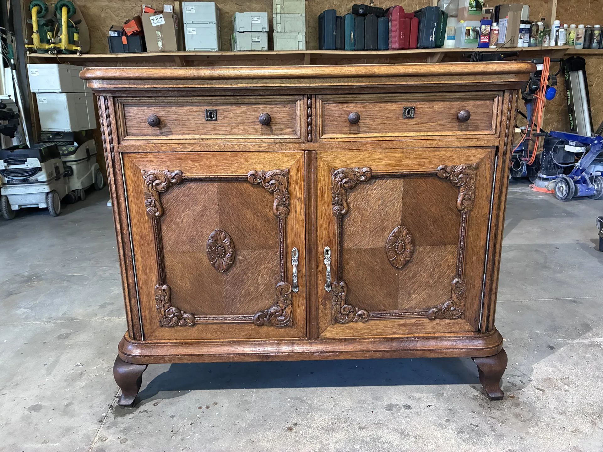 Czyszczenie laserowe bufetu — detal