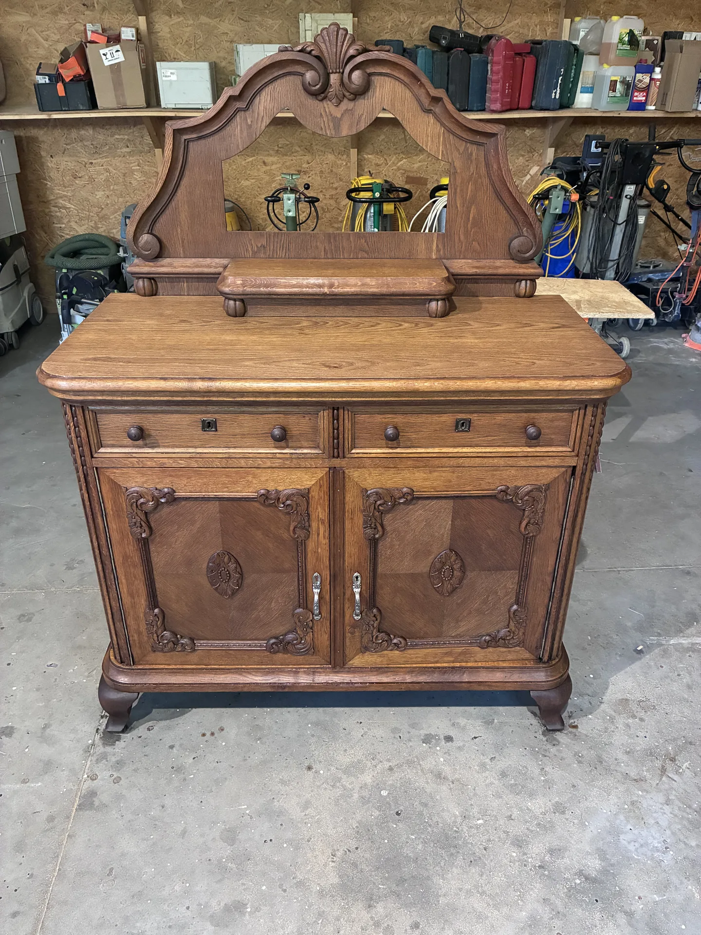 Nadstawka kredensu w trakcie czyszczenia