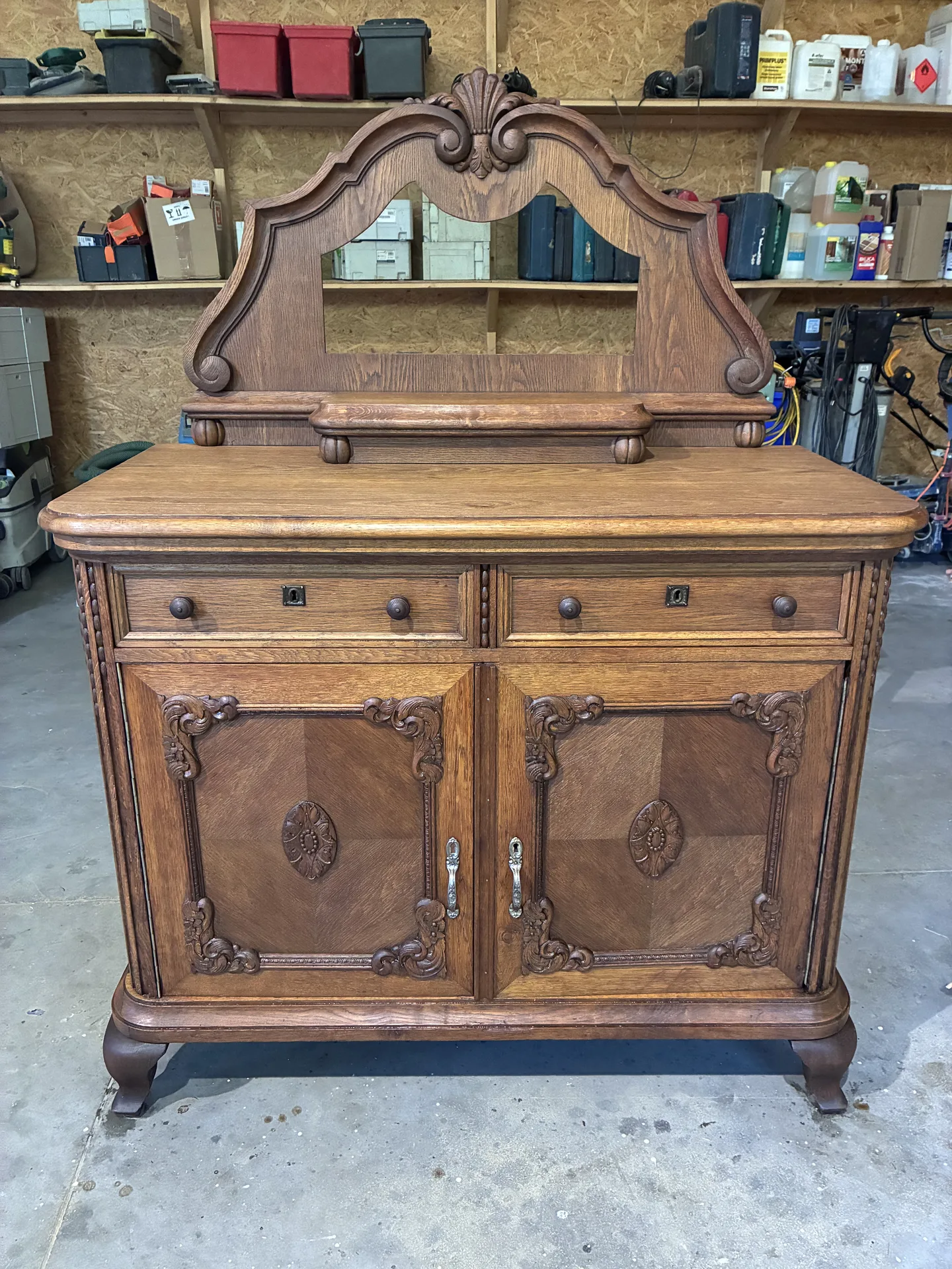 Detal ornamentu nadstawki po czyszczeniu