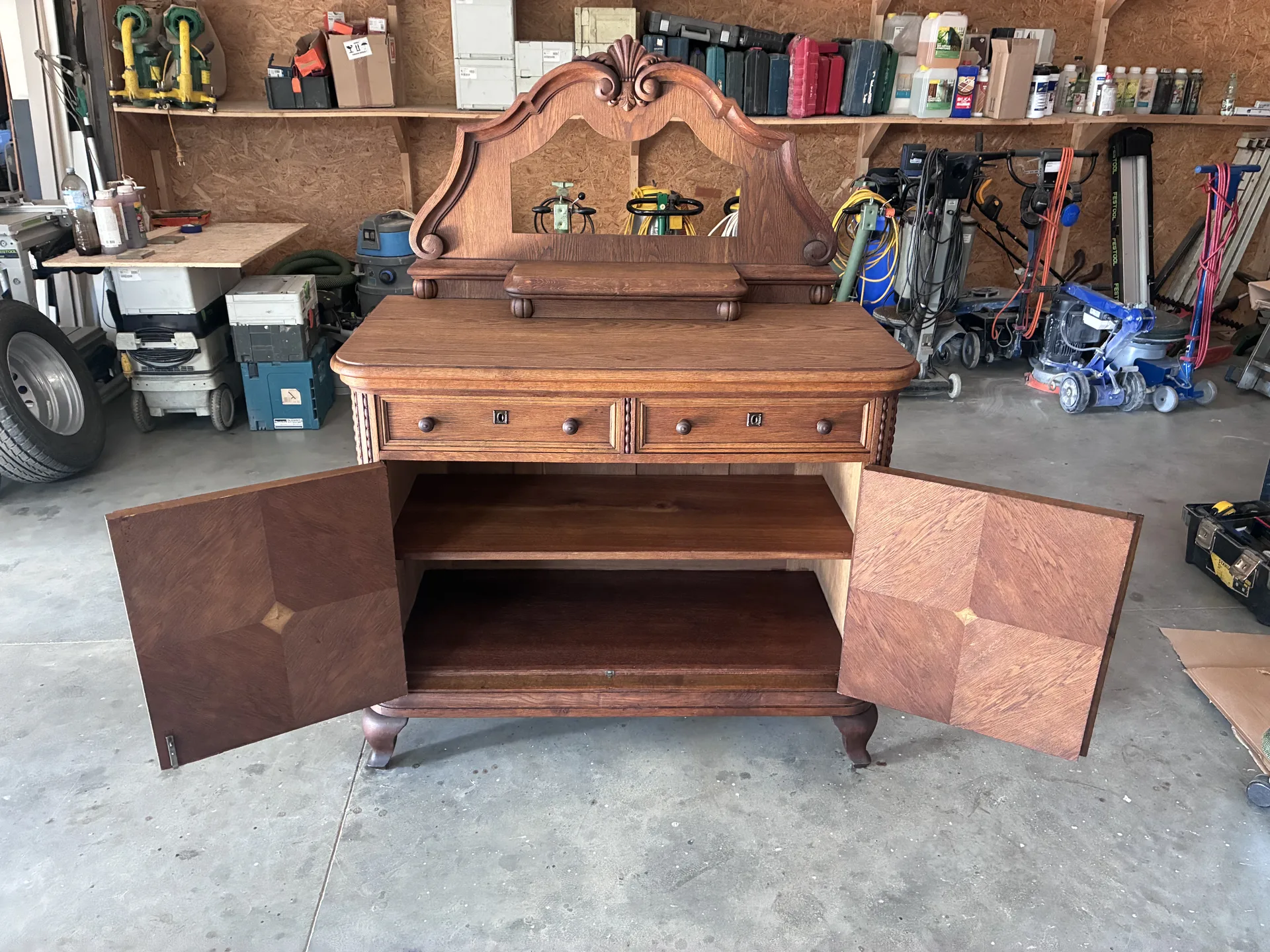 Antyczny kredens po renowacji laserowej