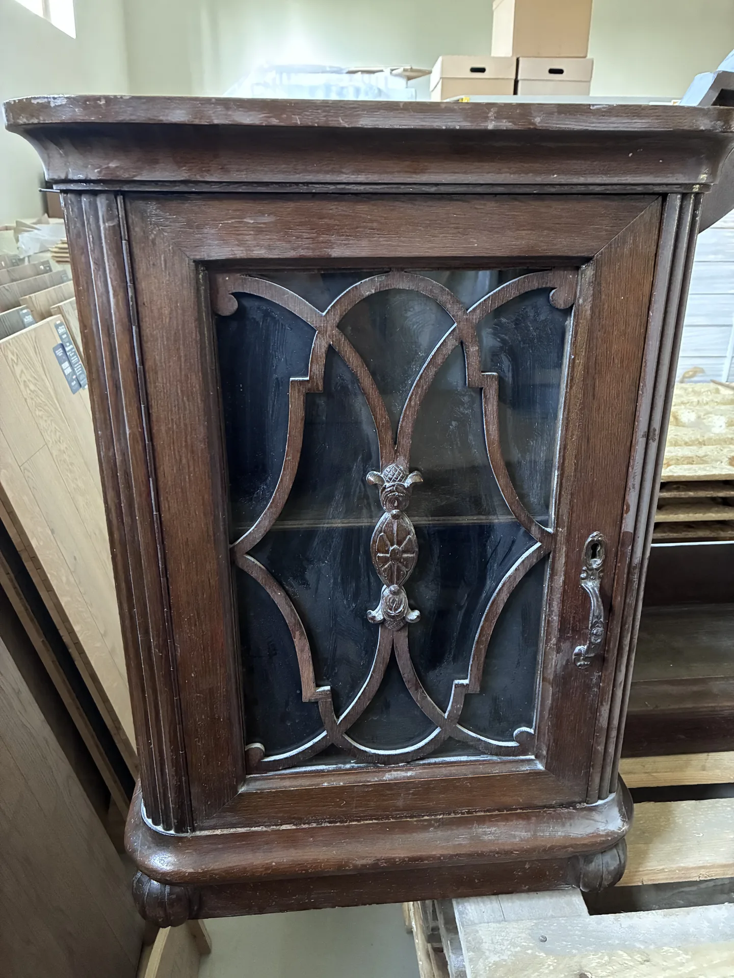 Kredens antyczny — oczyszczone drzwiczki