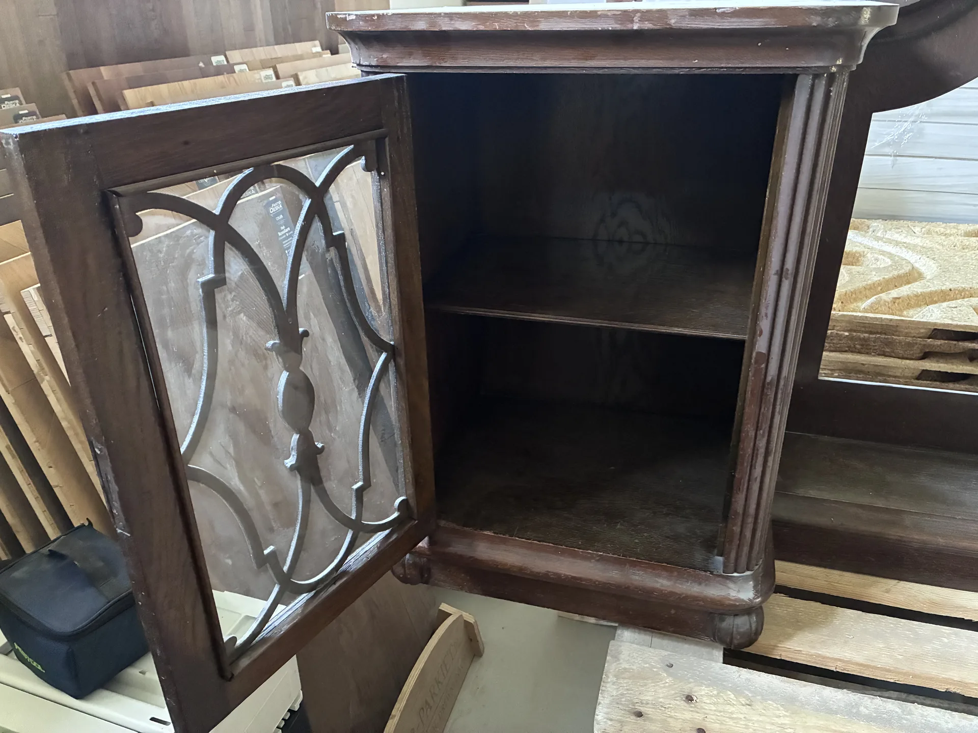 Detal rzeźbienia kredensu po renowacji