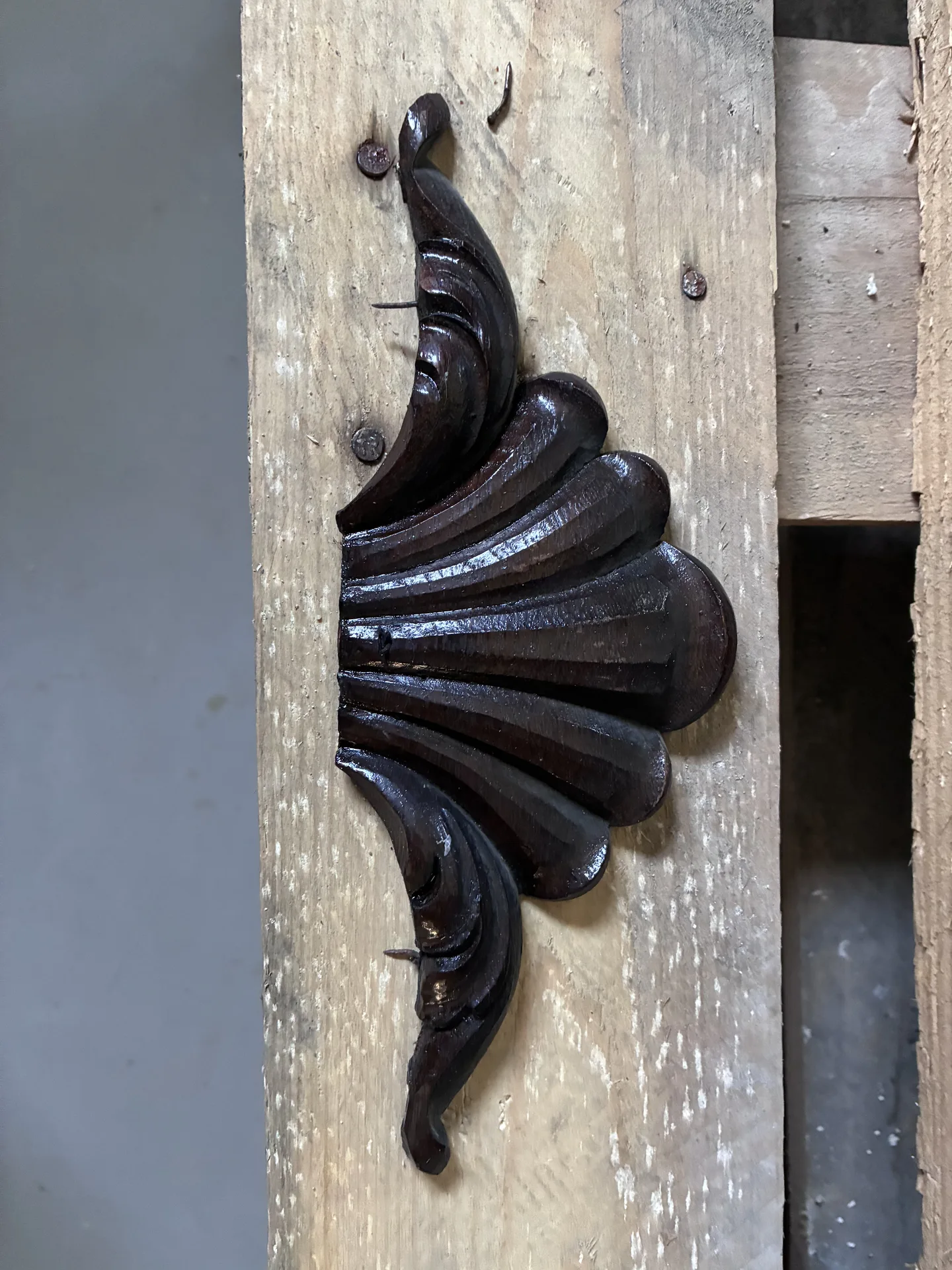 Kredens — naturalne drewno dębowe po czyszczeniu