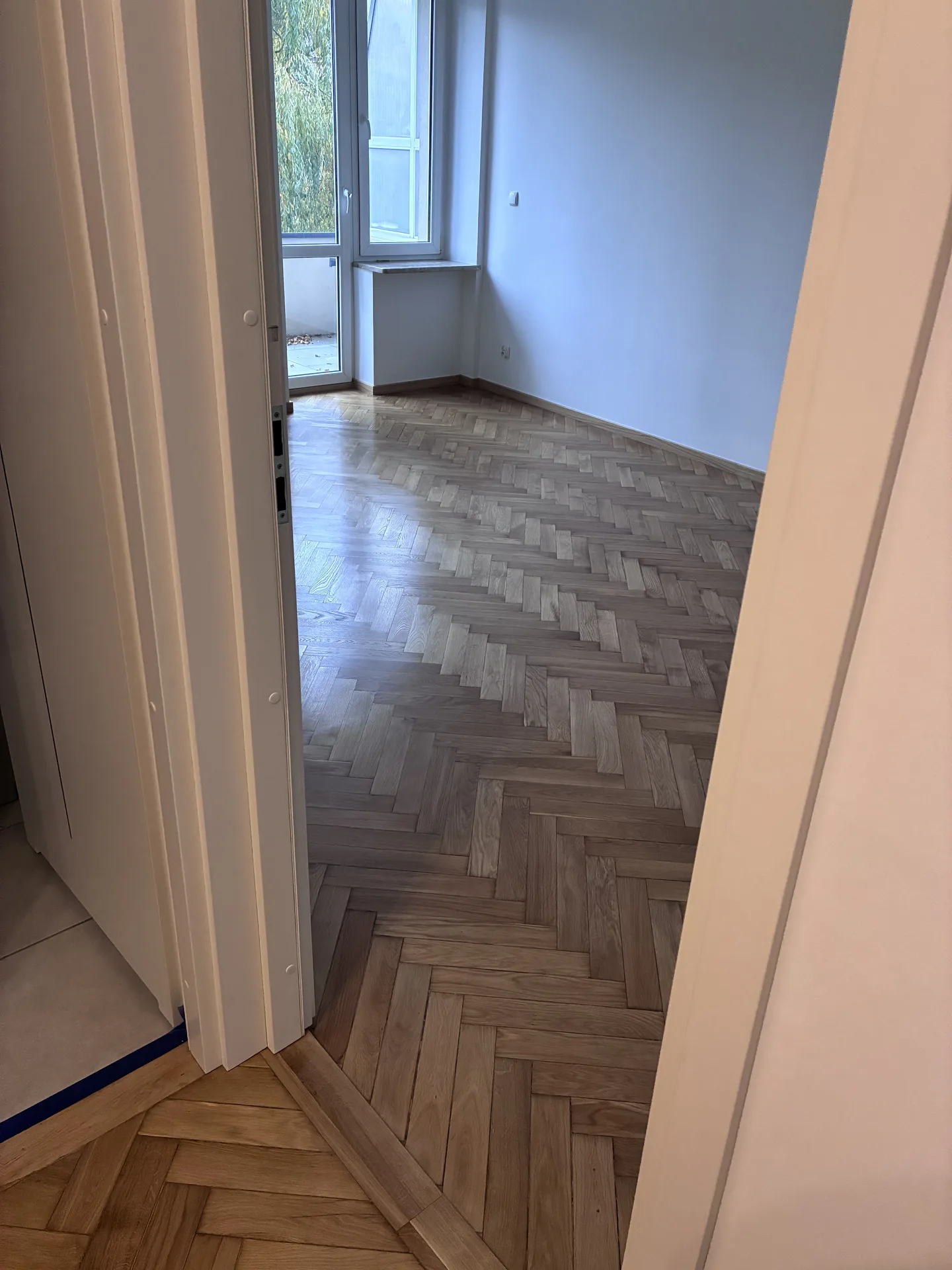 Parkiet jodełkowy w sali szkolnej przed renowacją