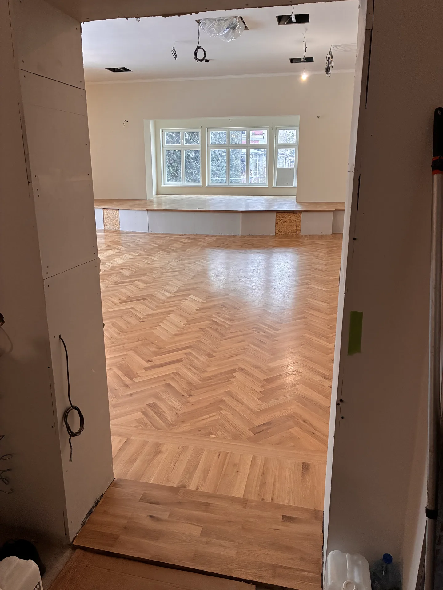 Szlifowanie parkietu w szkole