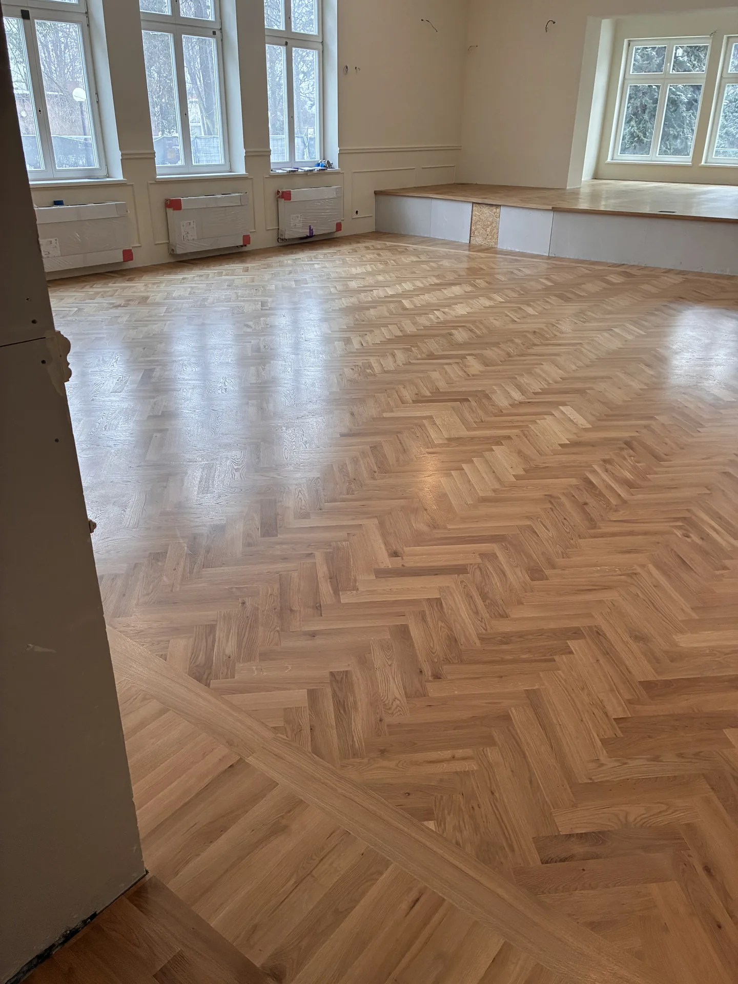 Parkiet jodełkowy w trakcie cyklinowania