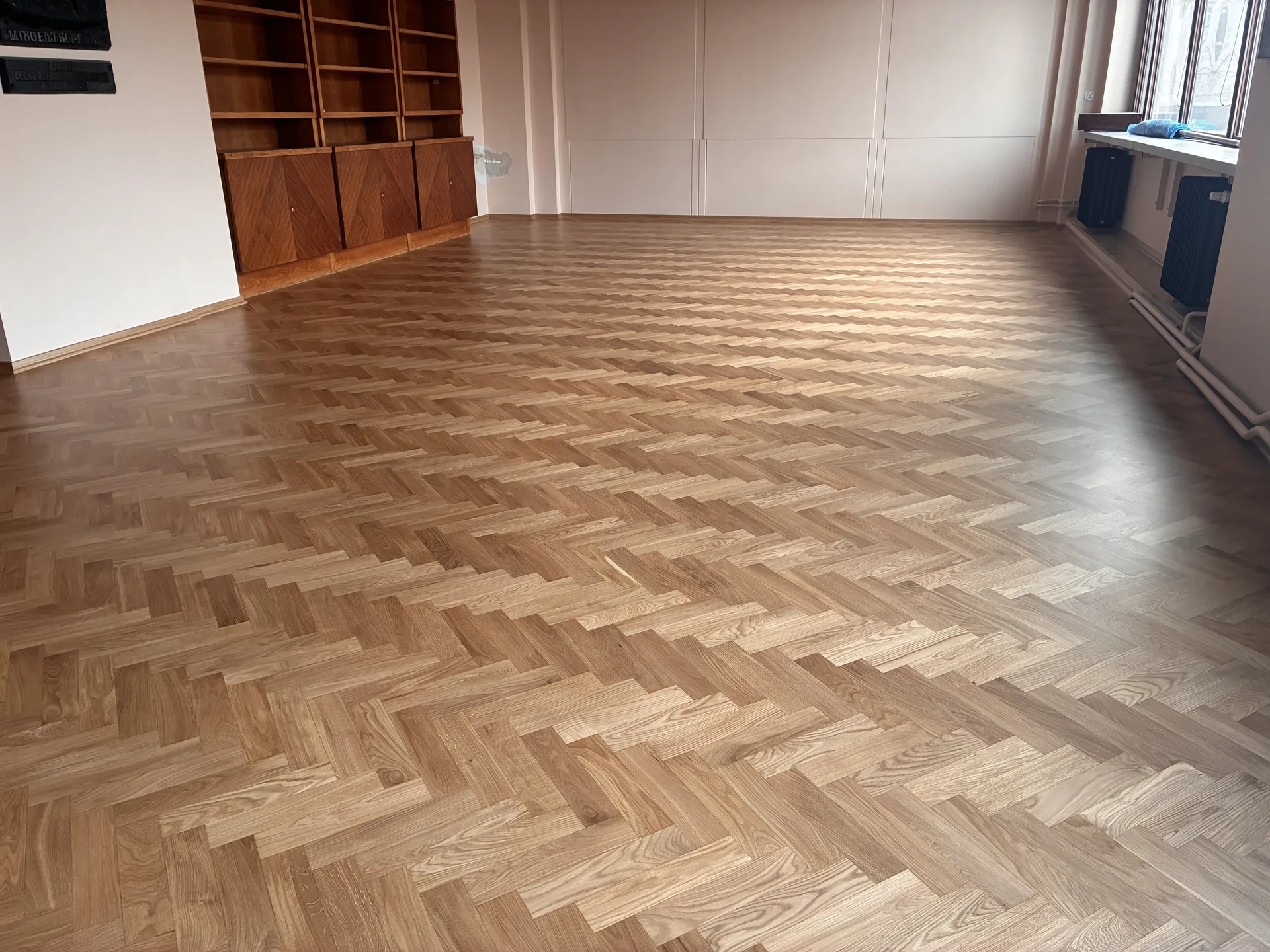 Renowacja podłogi drewnianej na korytarzu szkolnym