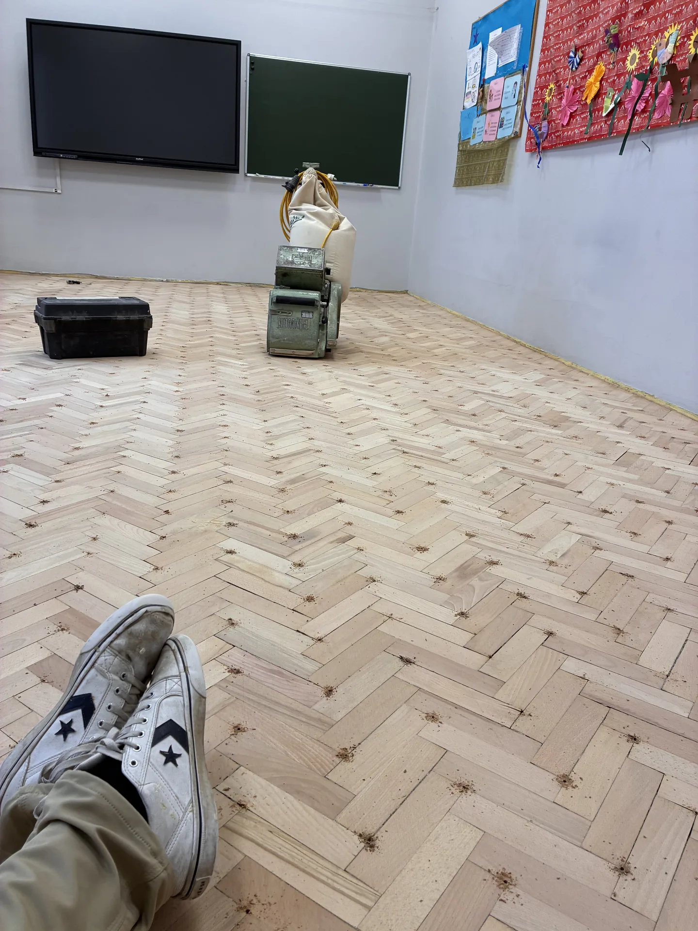 Lakierowanie parkietu jodełkowego w sali