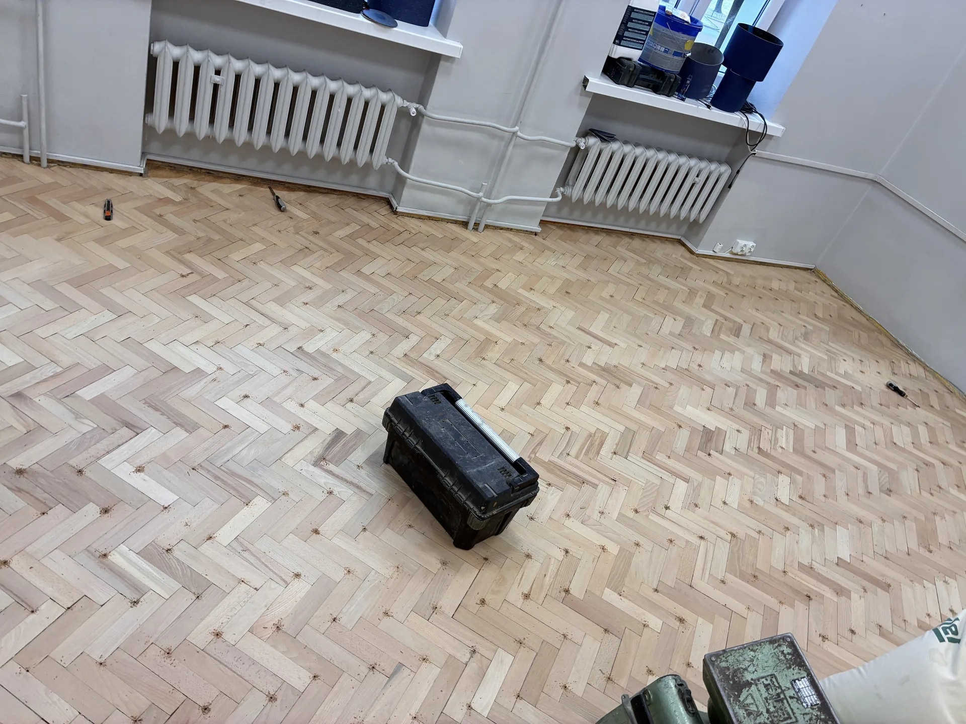 Zabezpieczanie parkietu lakierem