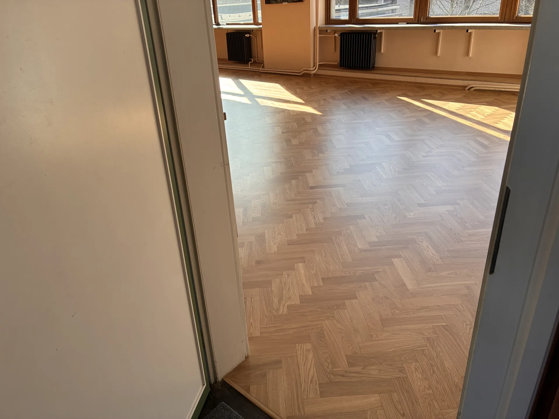 Odnowiony parkiet jodełkowy w szkole