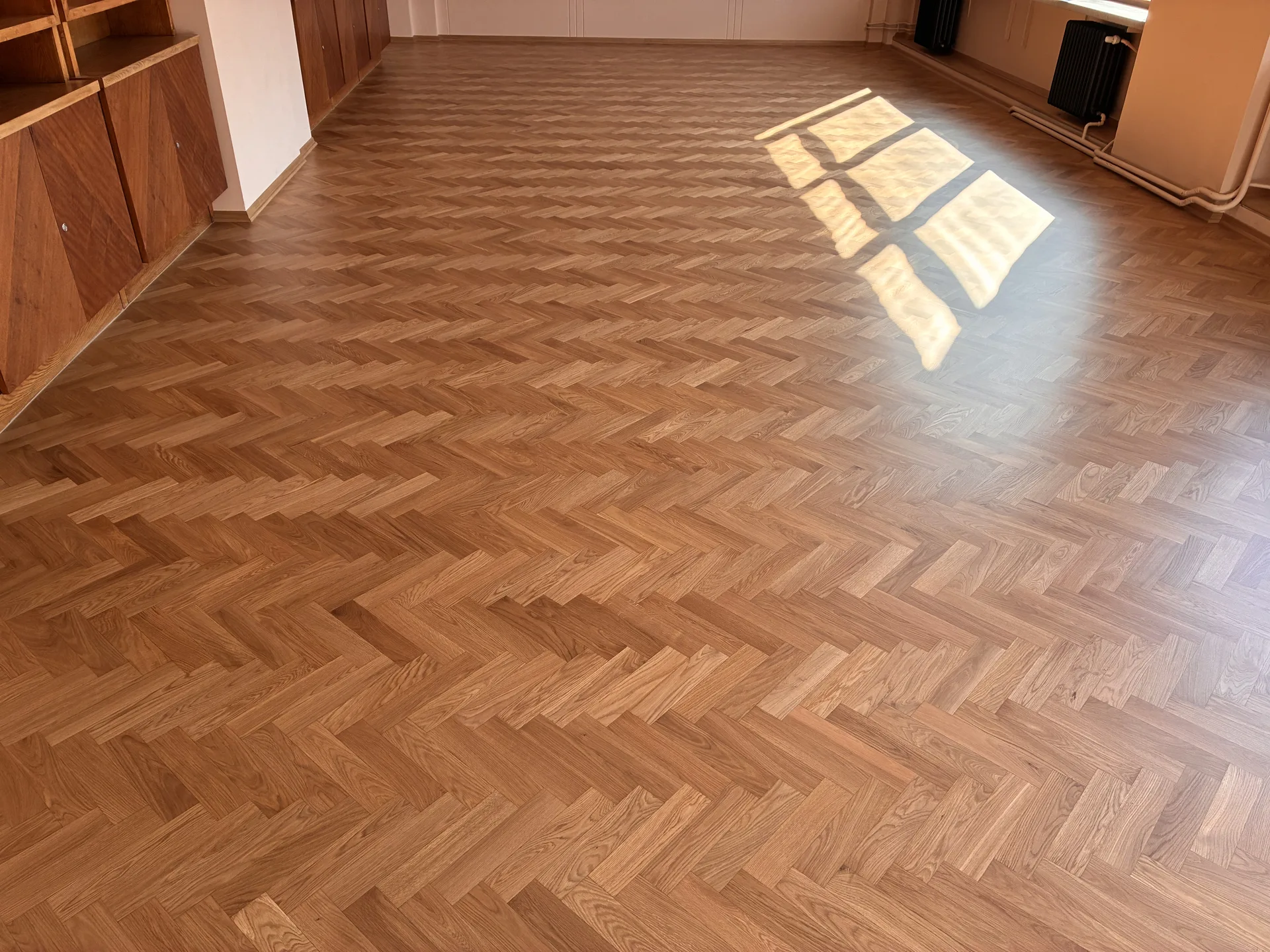 Parkiet jodełkowy po renowacji