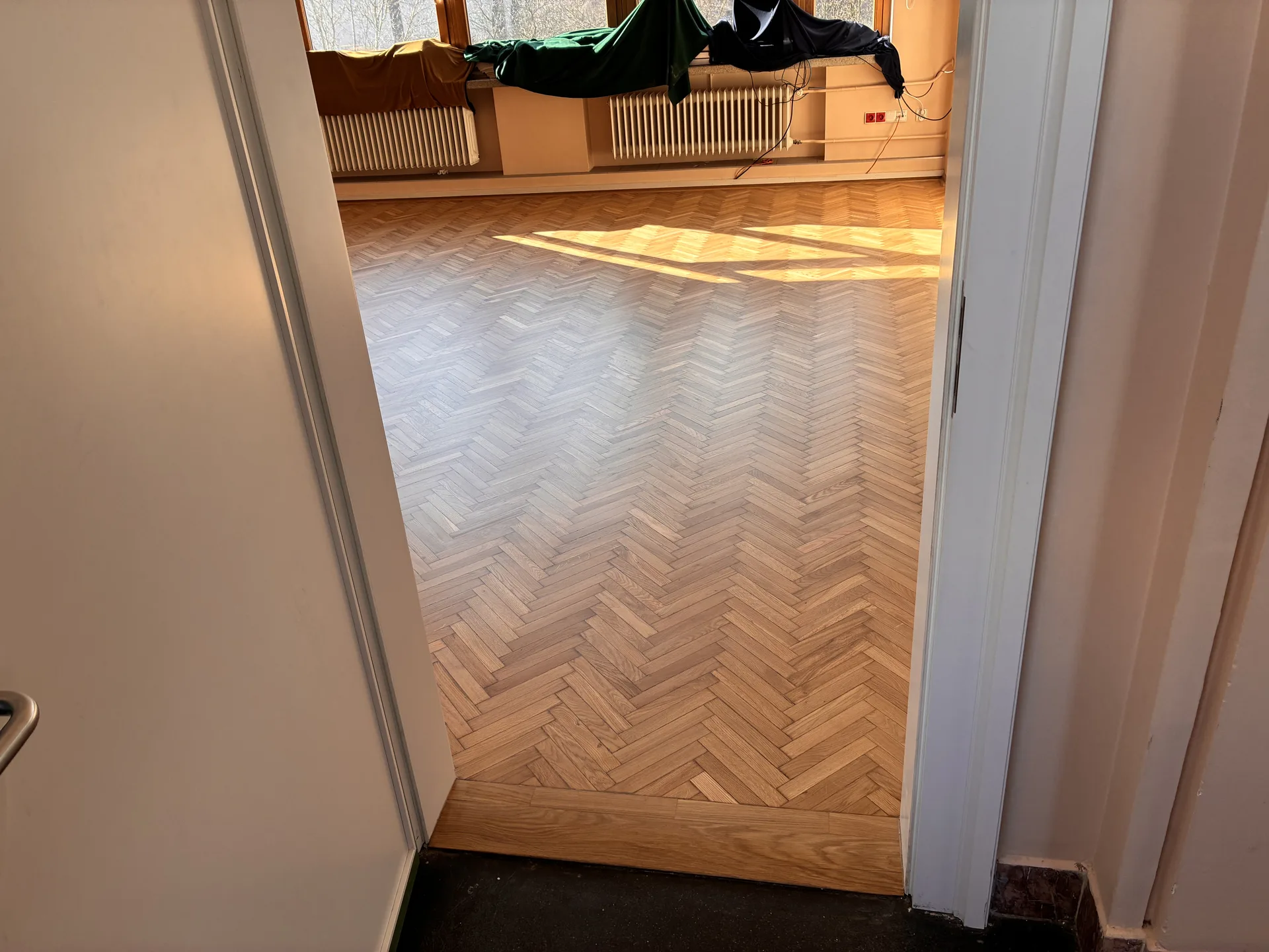 Odnowiona podłoga jodełkowa w szkole