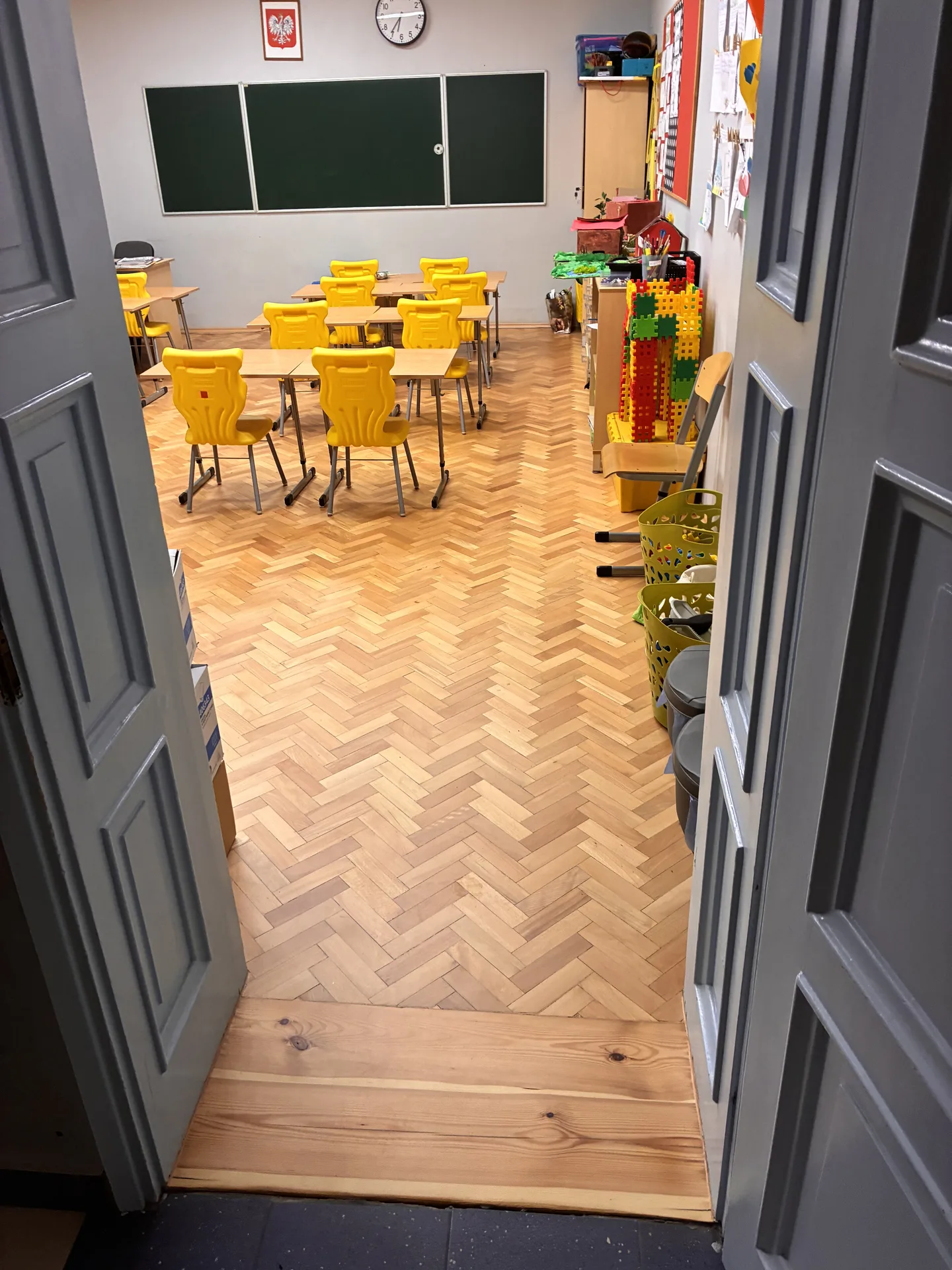 Parkiet jodełkowy w szkole po renowacji