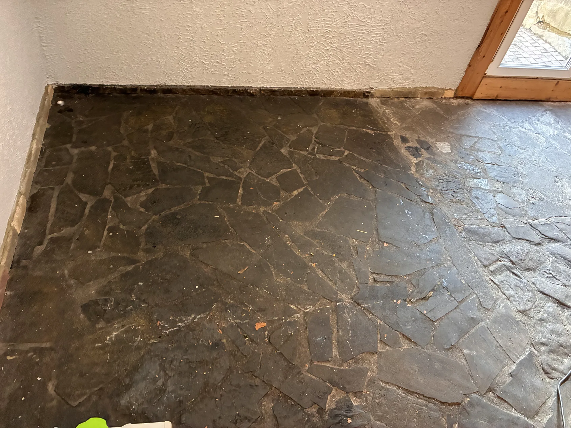 Podłoga kamienna łupek, postęp czyszczenia