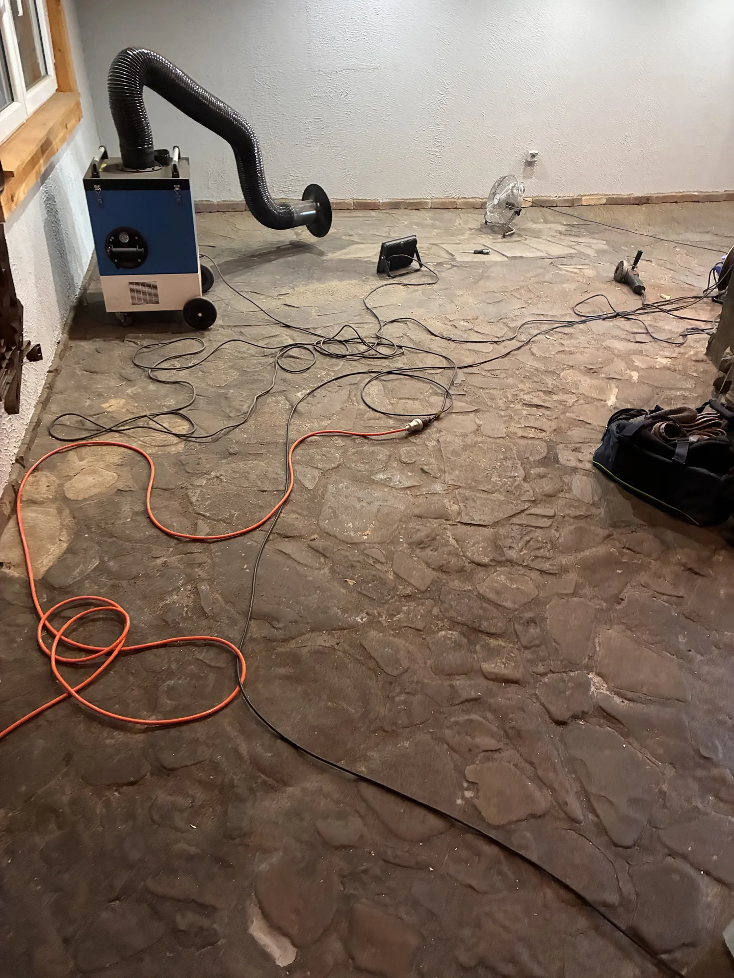 Podłoga kamienna łupek w trakcie renowacji