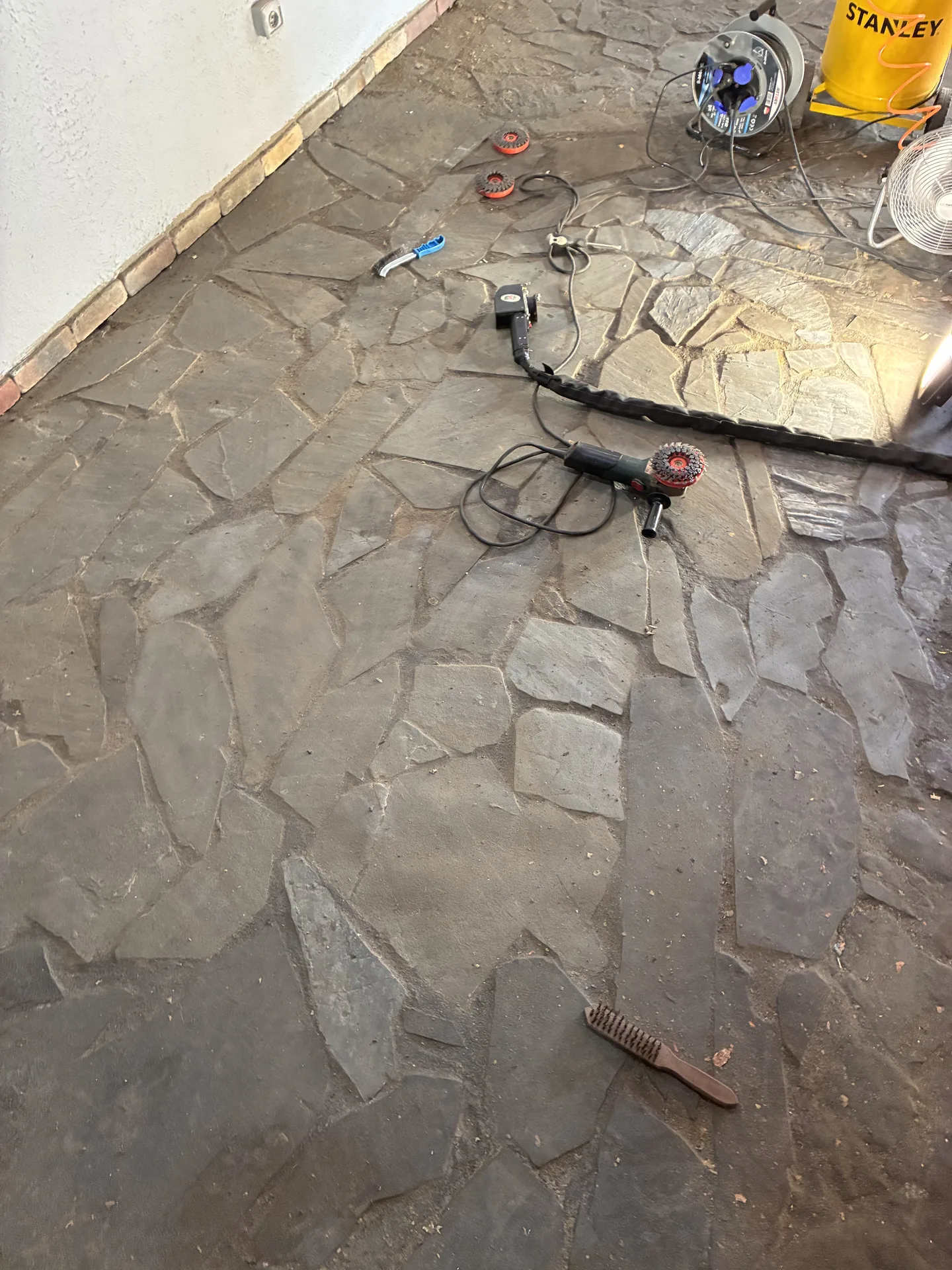 Podłoga z łupka, kolejny etap czyszczenia