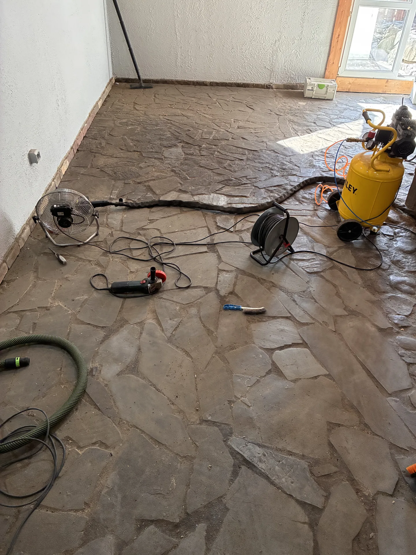 Podłoga kamienna po częściowym czyszczeniu