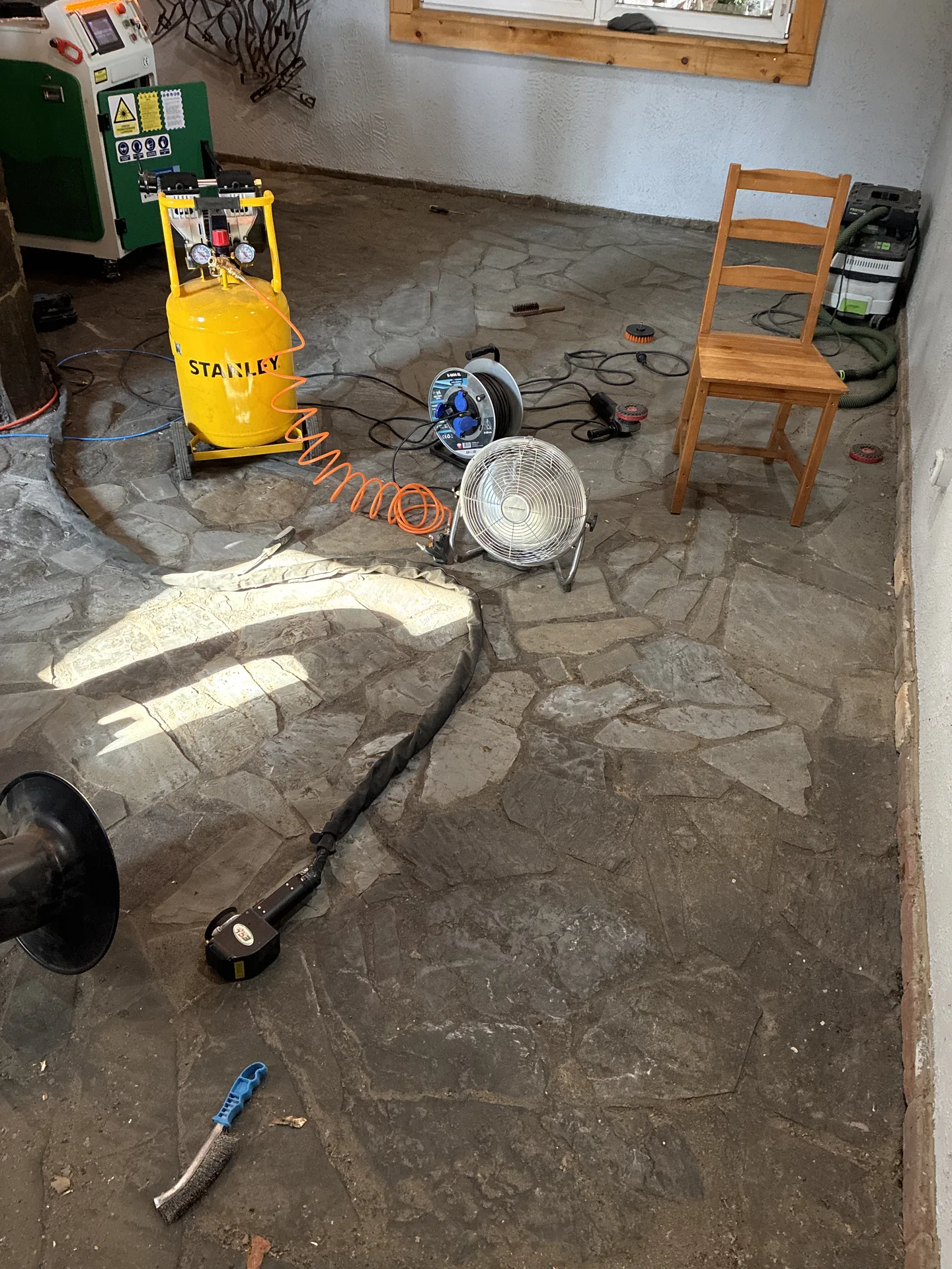 Czyszczenie laserowe podłogi z łupka, detal