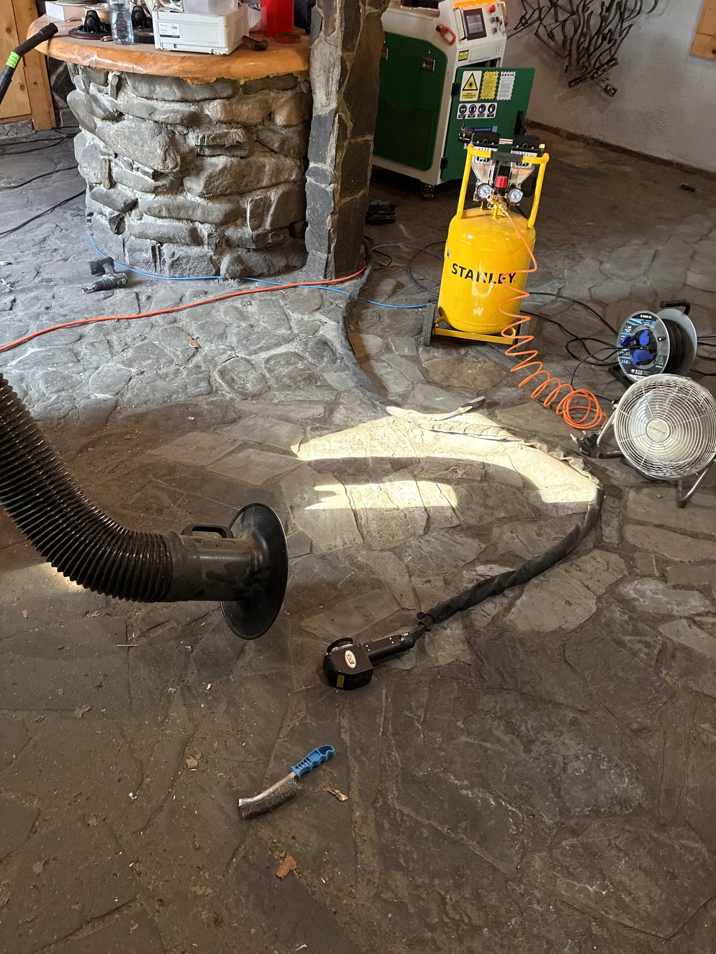 Praca laserem na podłodze kamiennej