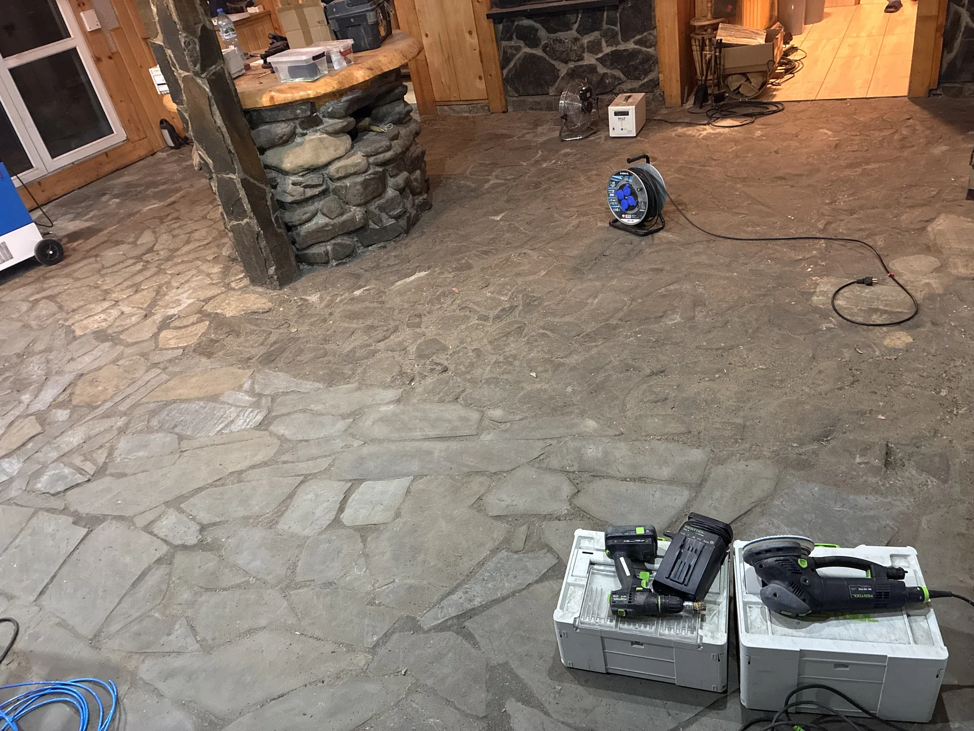 Podłoga z kamienia naturalnego po czyszczeniu