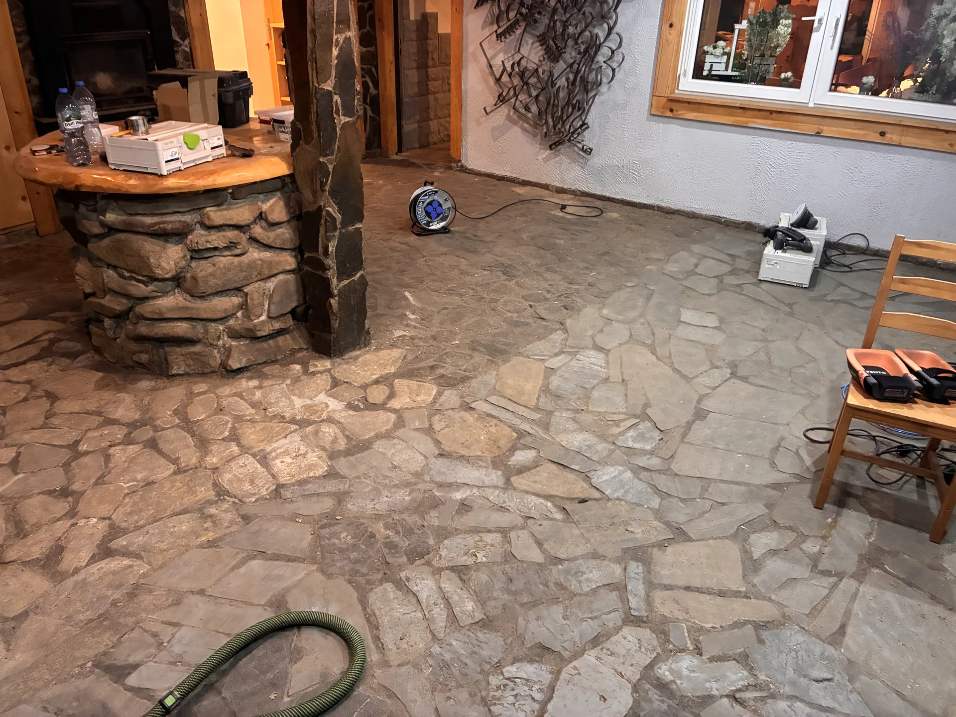 Podłoga kamienna łupek po renowacji laserem