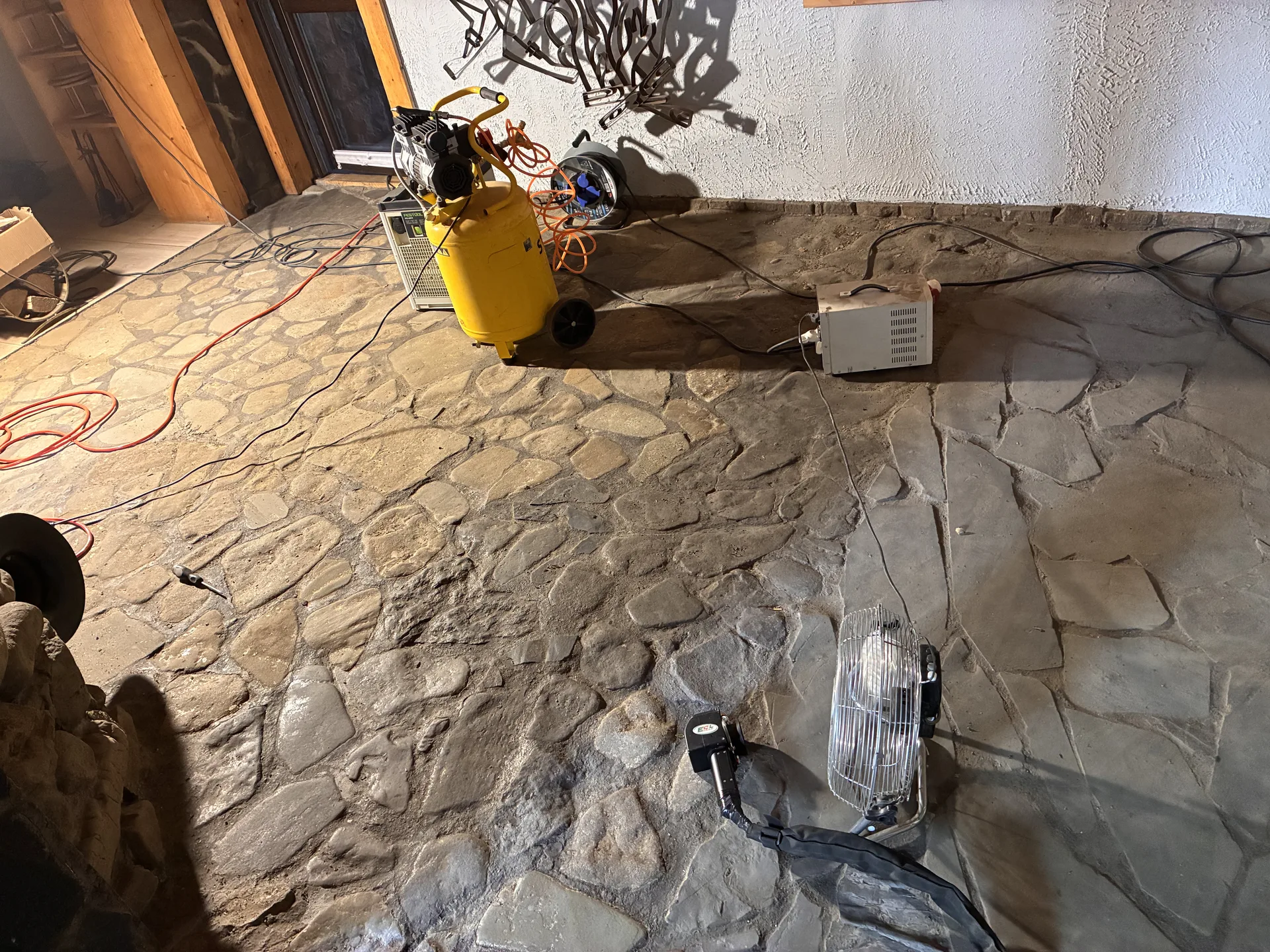 Podłoga z łupka kamiennego po czyszczeniu