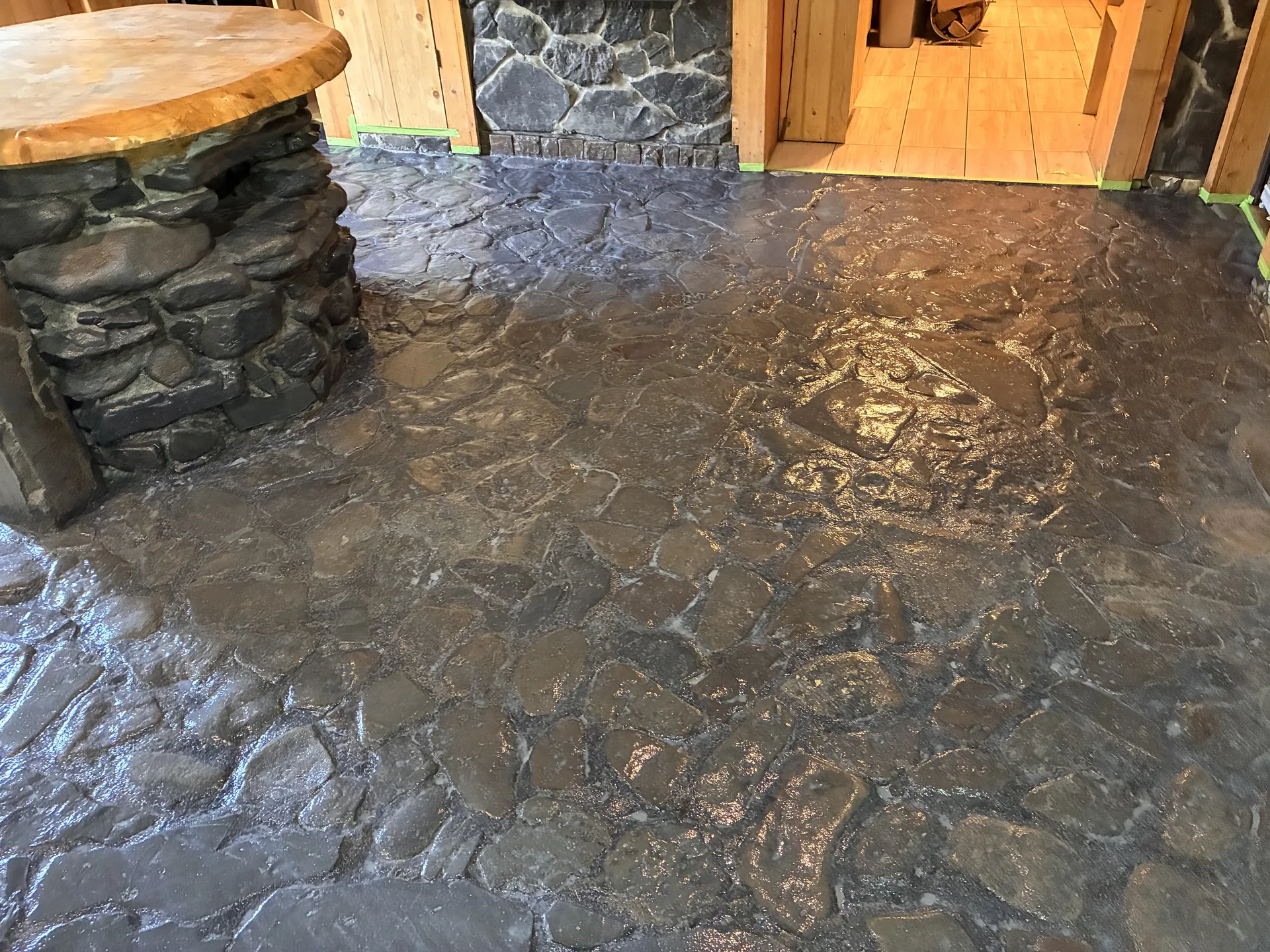 Podłoga z łupka po czyszczeniu laserowym