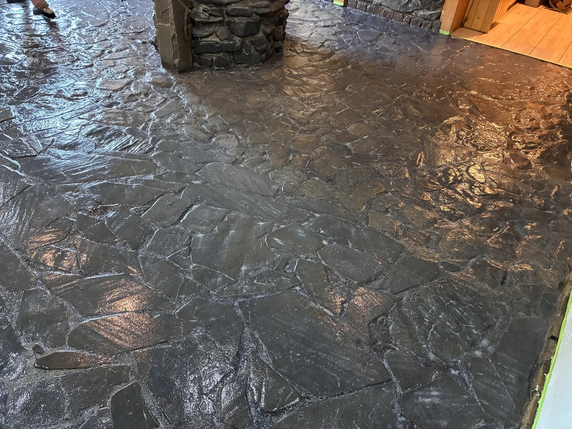 Gotowa podłoga z łupka po czyszczeniu laserowym