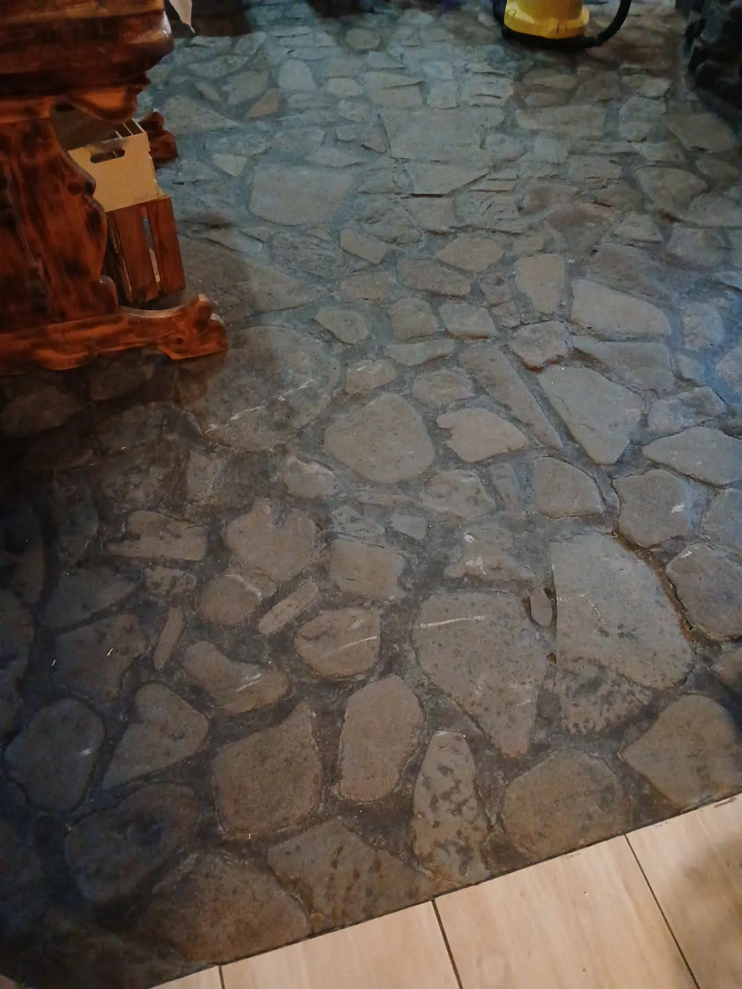Podłoga kamienna łupek przed czyszczeniem