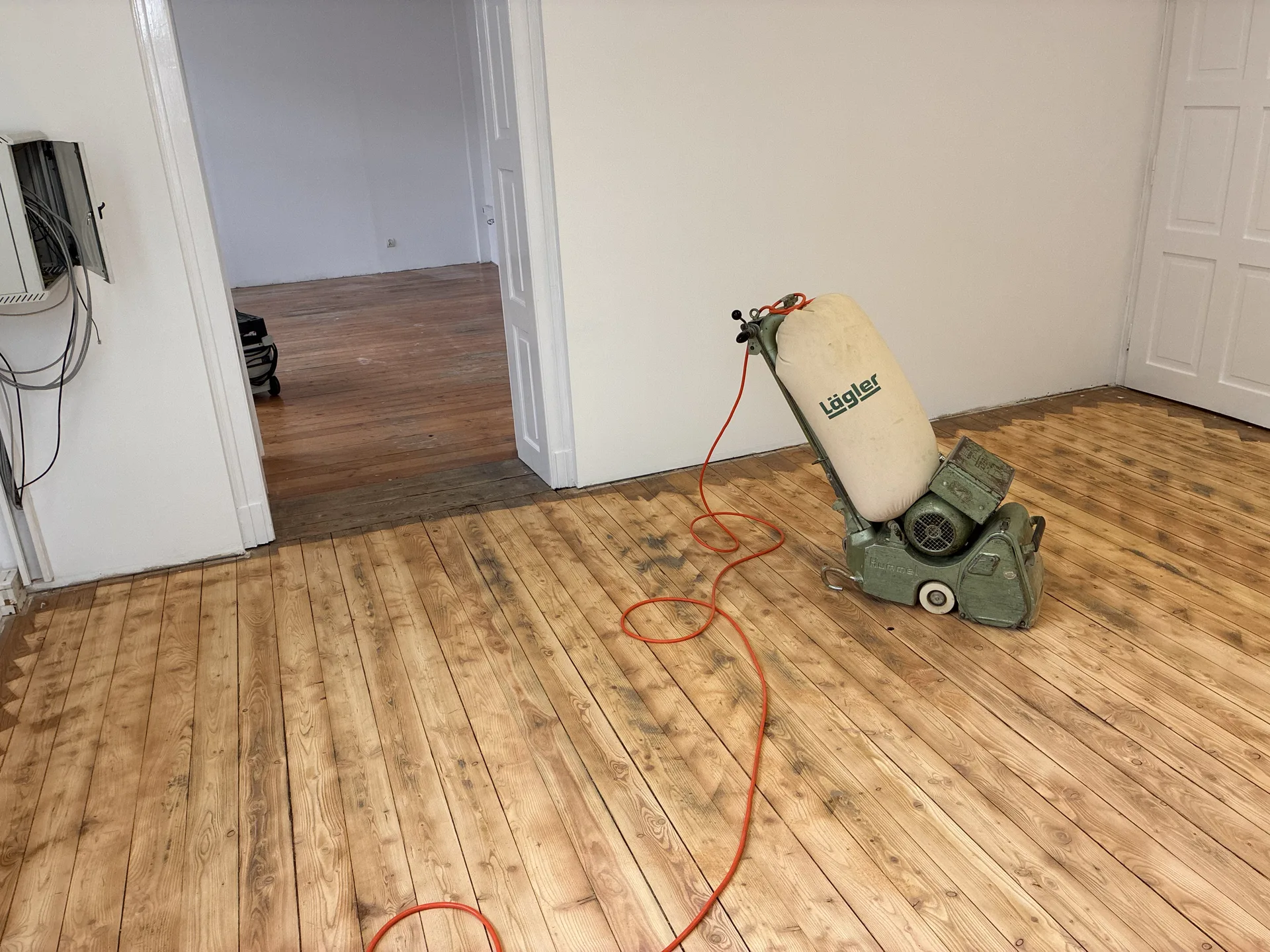 Szara, matowa podłoga sosnowa w pomieszczeniu biurowym