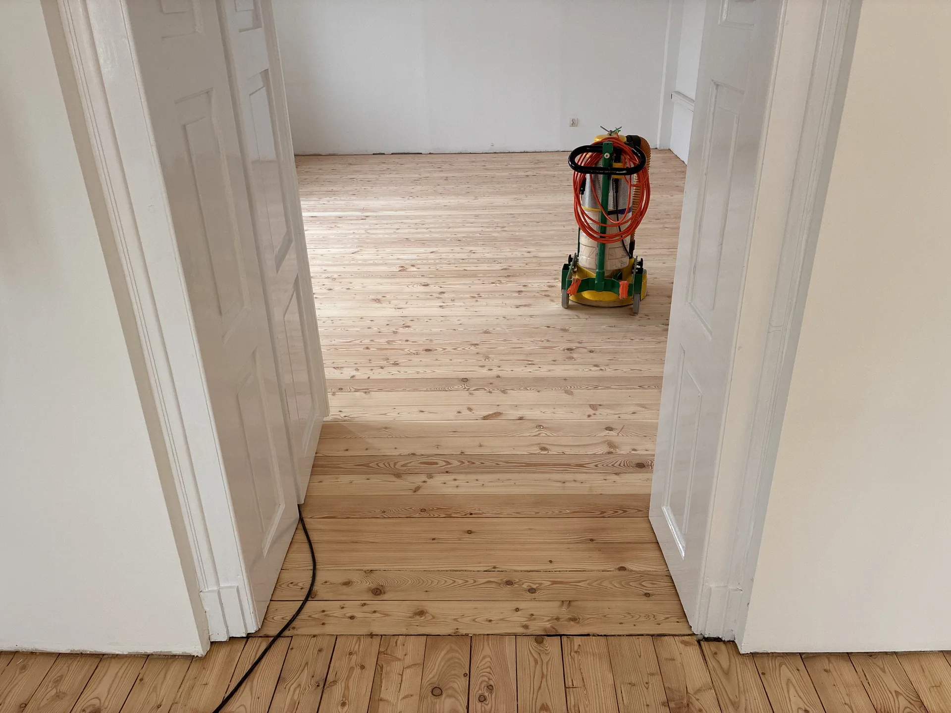 Deski sosnowe w trakcie cyklinowania