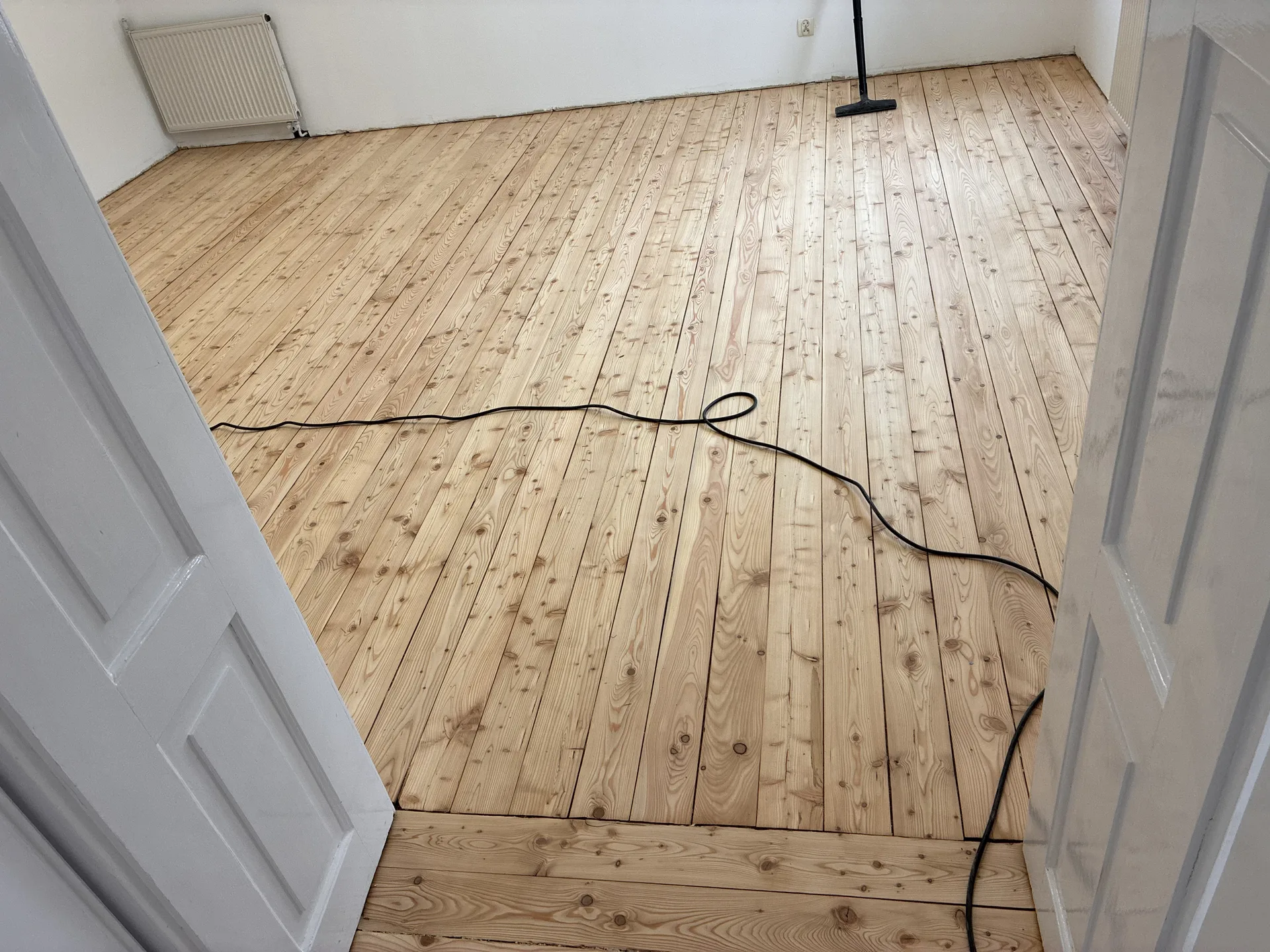 Cyklinowanie podłogi sosnowej w biurze