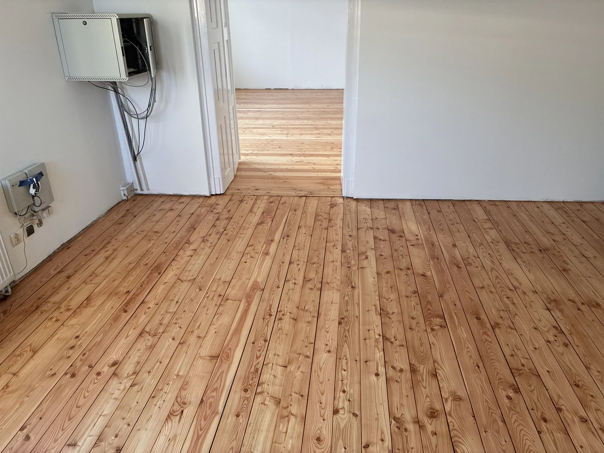 Podłoga sosnowa w biurze po renowacji