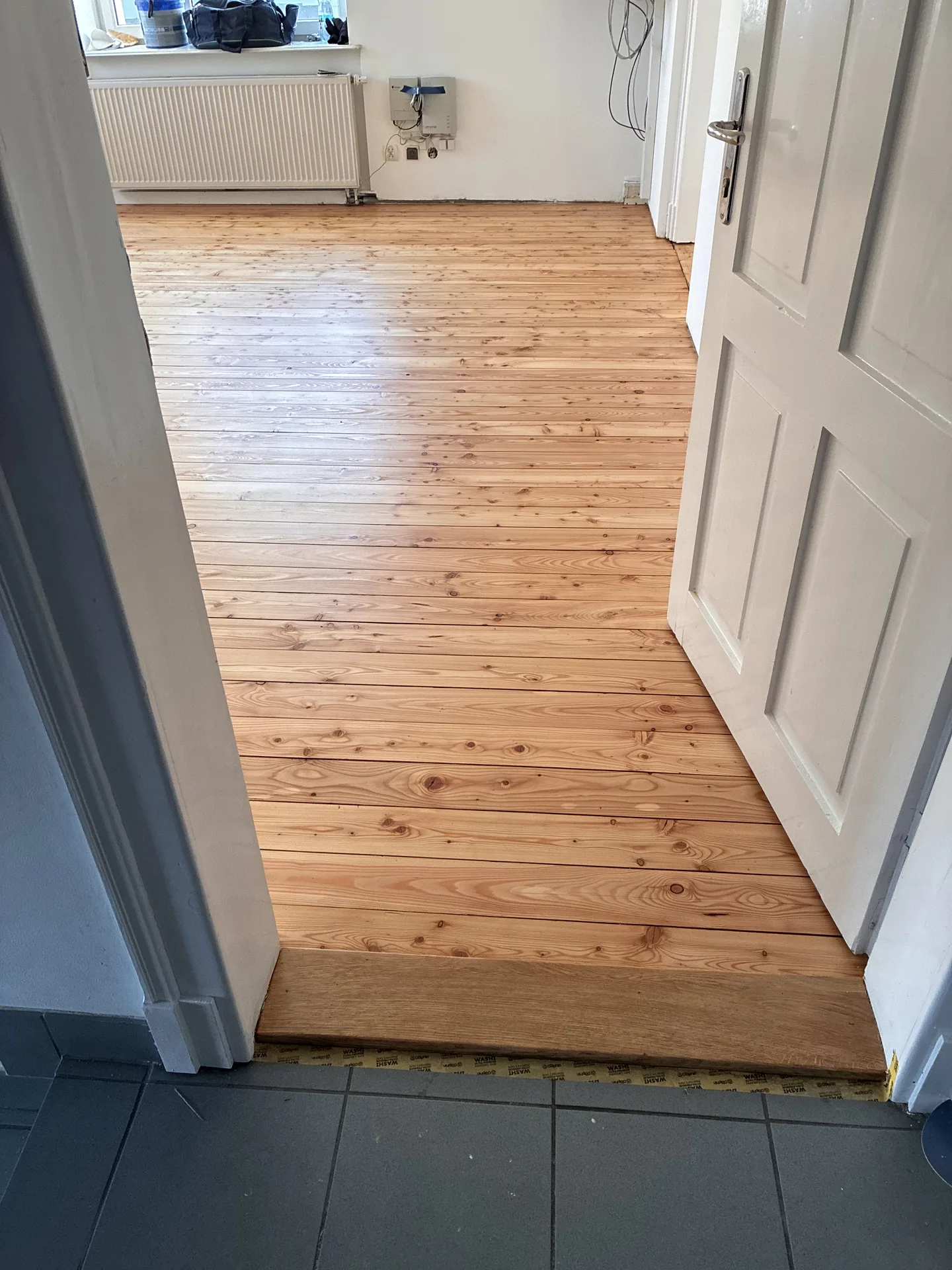 Odnowiona podłoga sosnowa w biurze