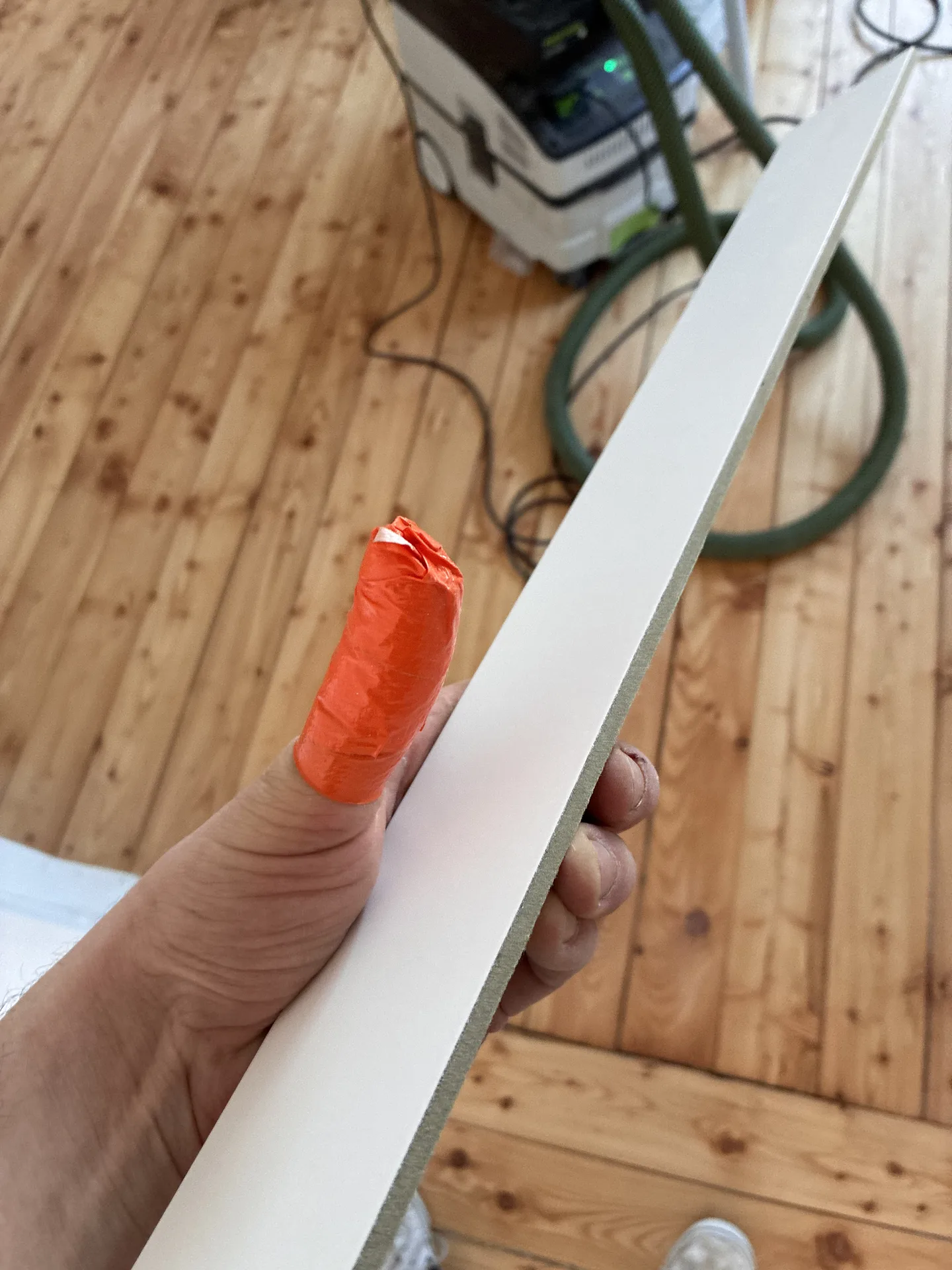 Detal odnowionej podłogi sosnowej z widoczną strukturą drewna