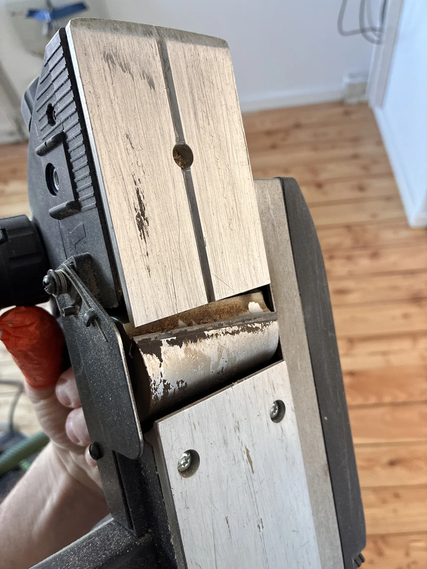 Podłoga sosnowa po lakierowaniu — efekt końcowy