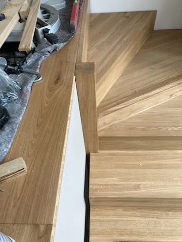 Stopnice z litego dębu na konstrukcji betonowej