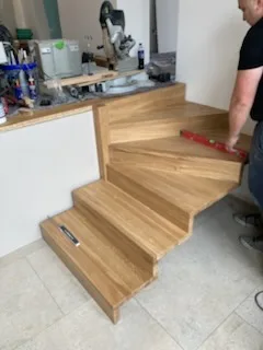 Białe podstopnice kontrastujące z dębem