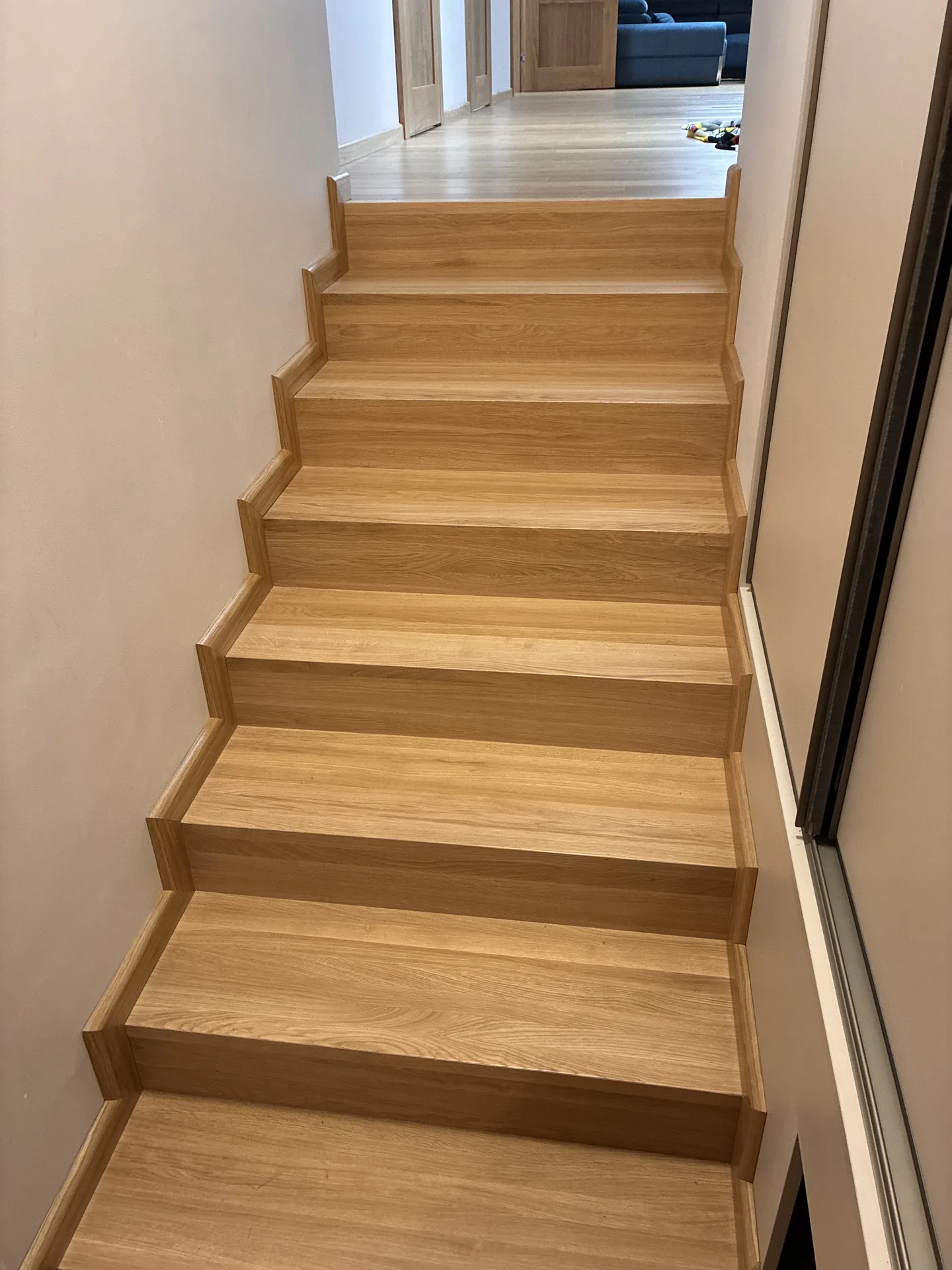 Detal wykończenia schodów dębowych