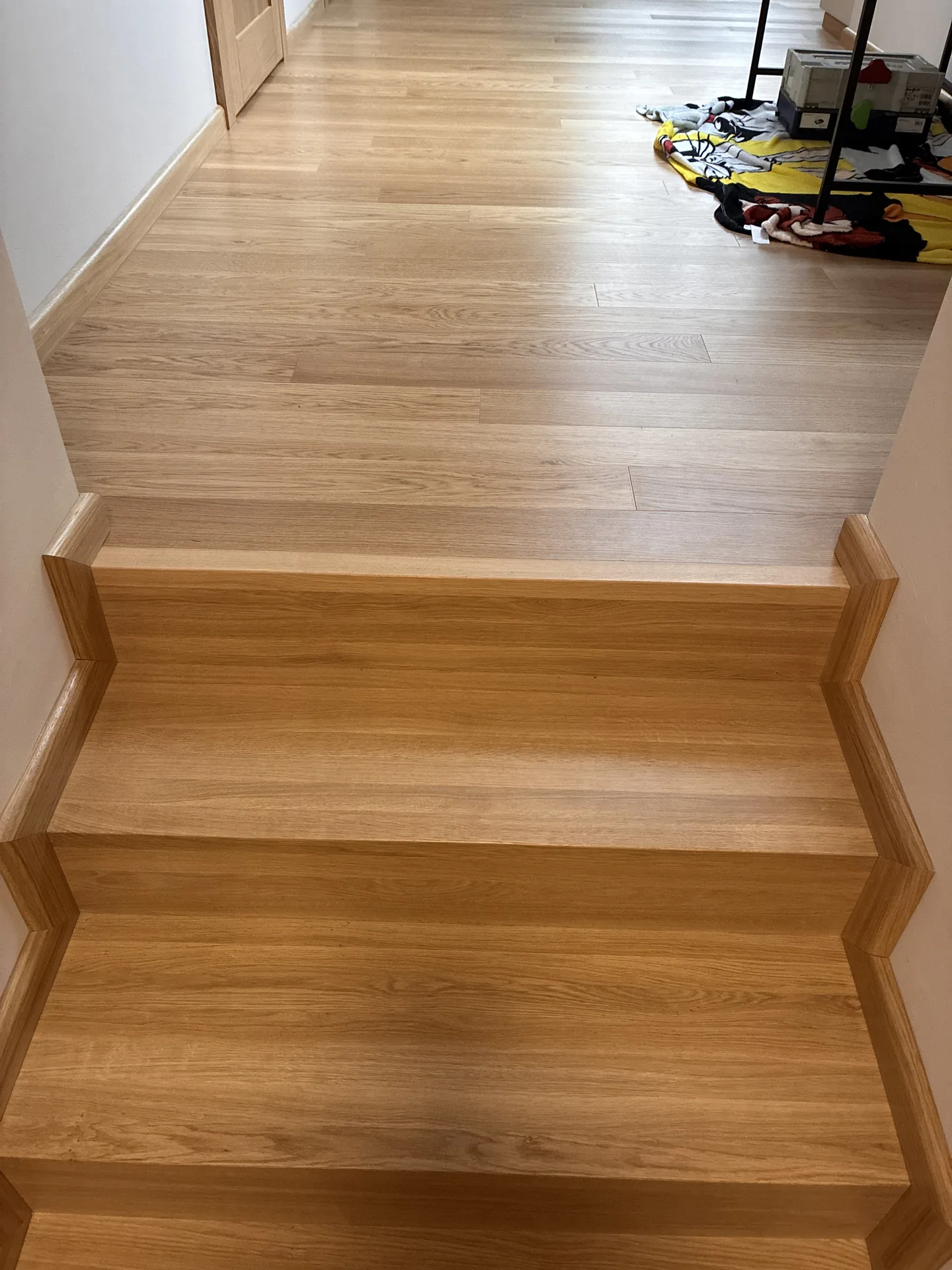 Schody dębowe z białymi podstopnicami — efekt końcowy