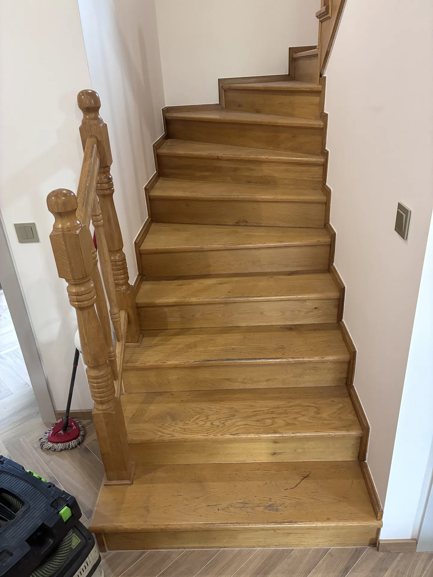 Schody dębowe po renowacji laserowej