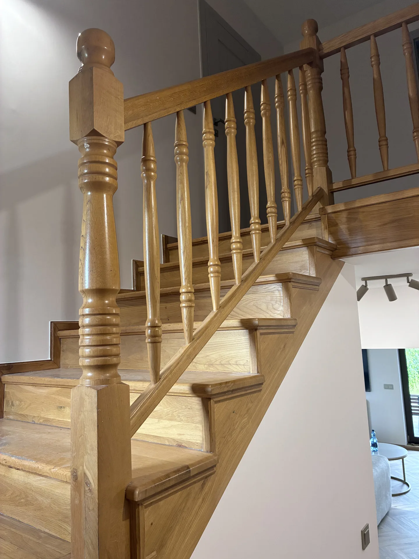 Schody dębowe po renowacji laserowej