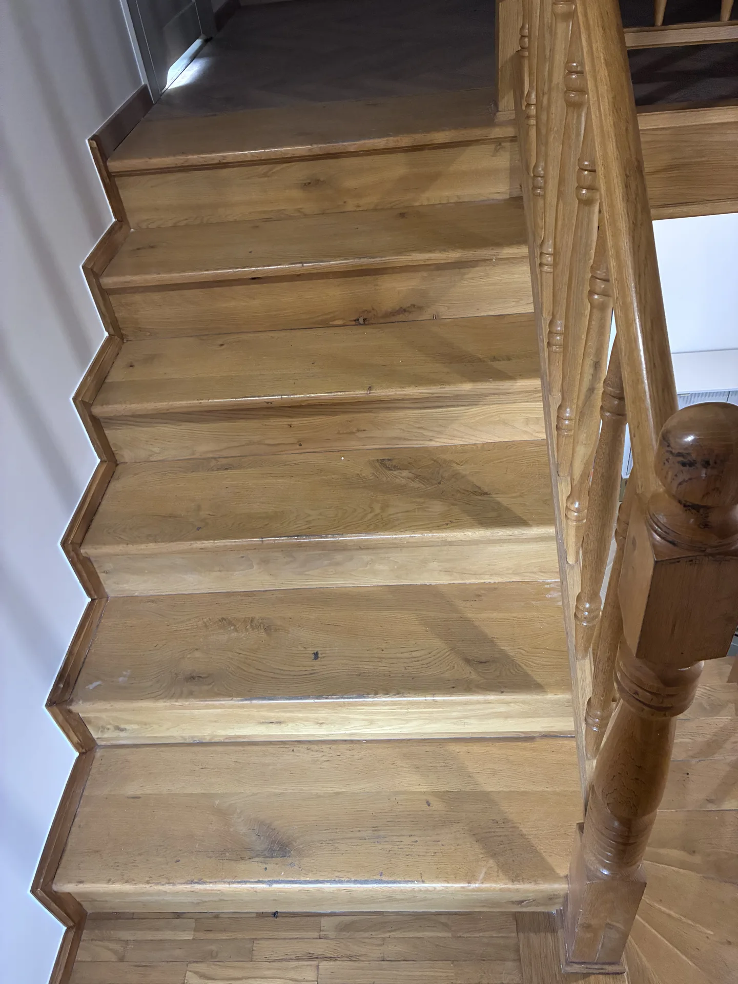 Schody dębowe po czyszczeniu laserowym