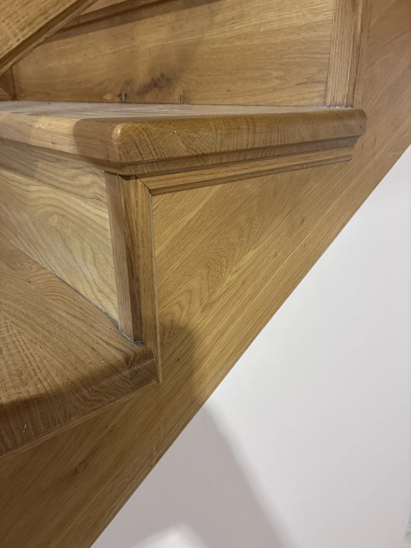 Odnowione schody dębowe — efekt końcowy