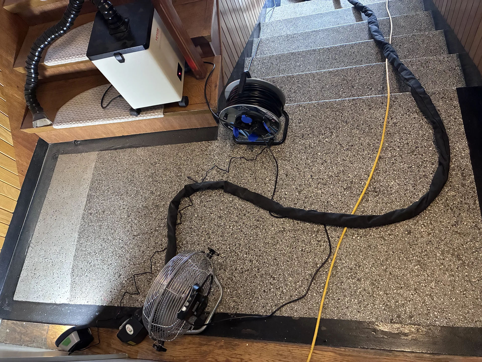 Czyszczenie laserowe schodów z lastryko — detal