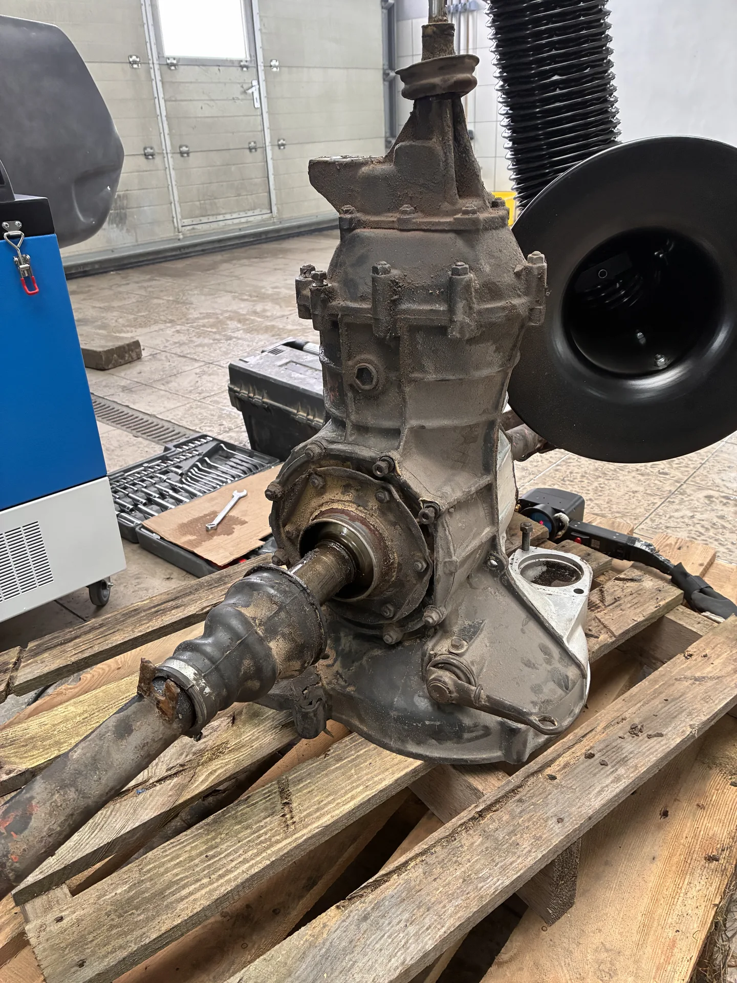 Rdza i smar na obudowie skrzyni biegów