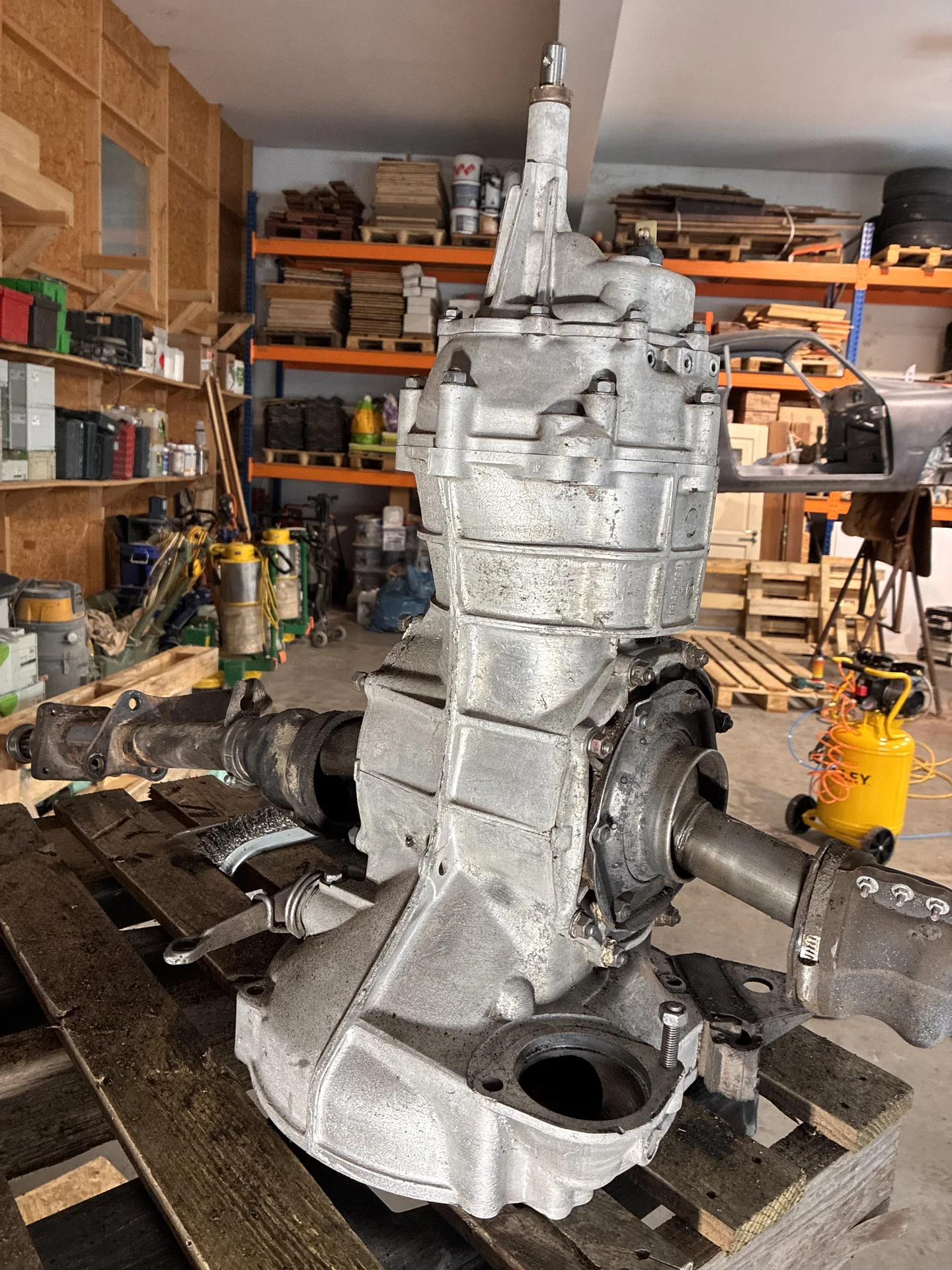 Postęp czyszczenia laserowego obudowy skrzyni